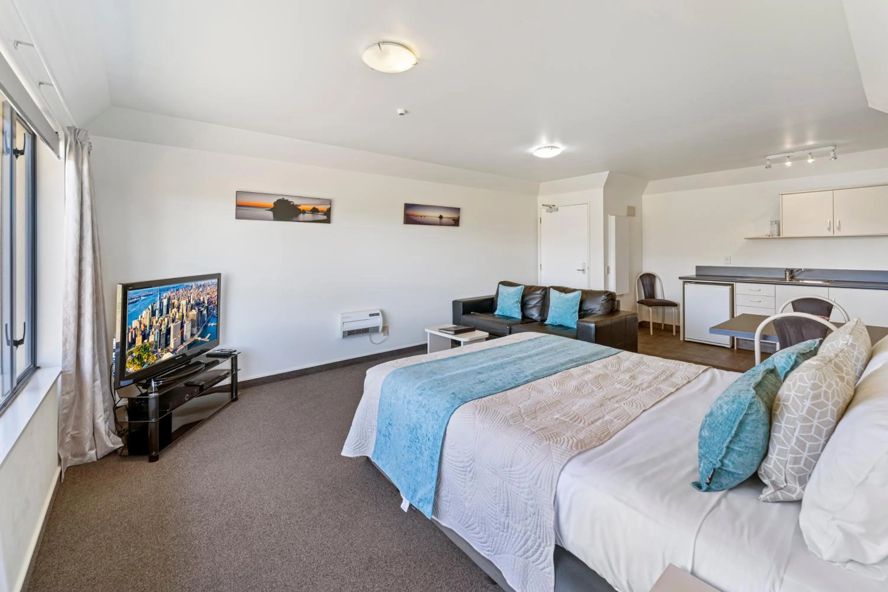 Photo of the whole room, Bed in Avalon Manor Motel