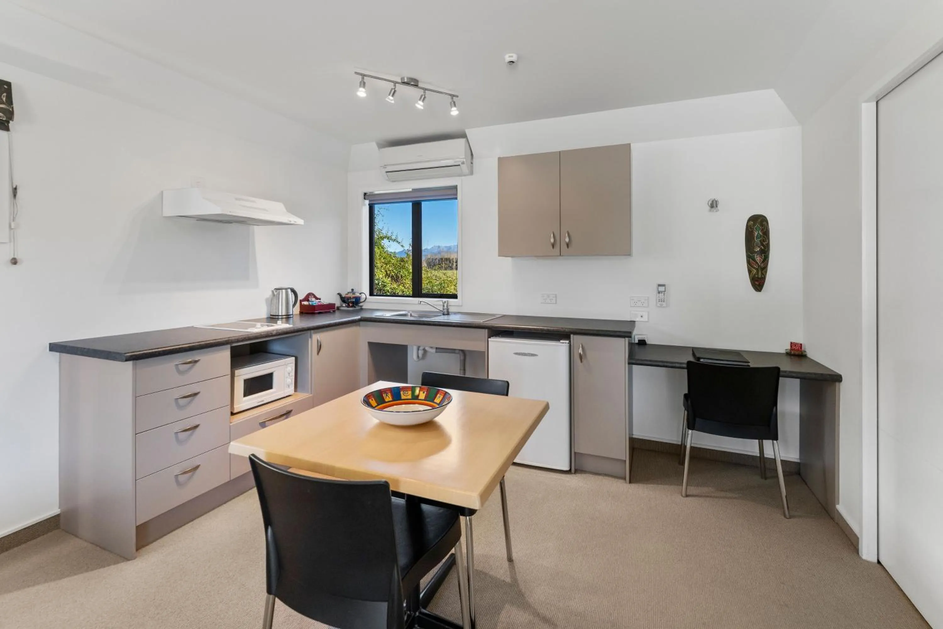 Kitchen or kitchenette in Avalon Manor Motel