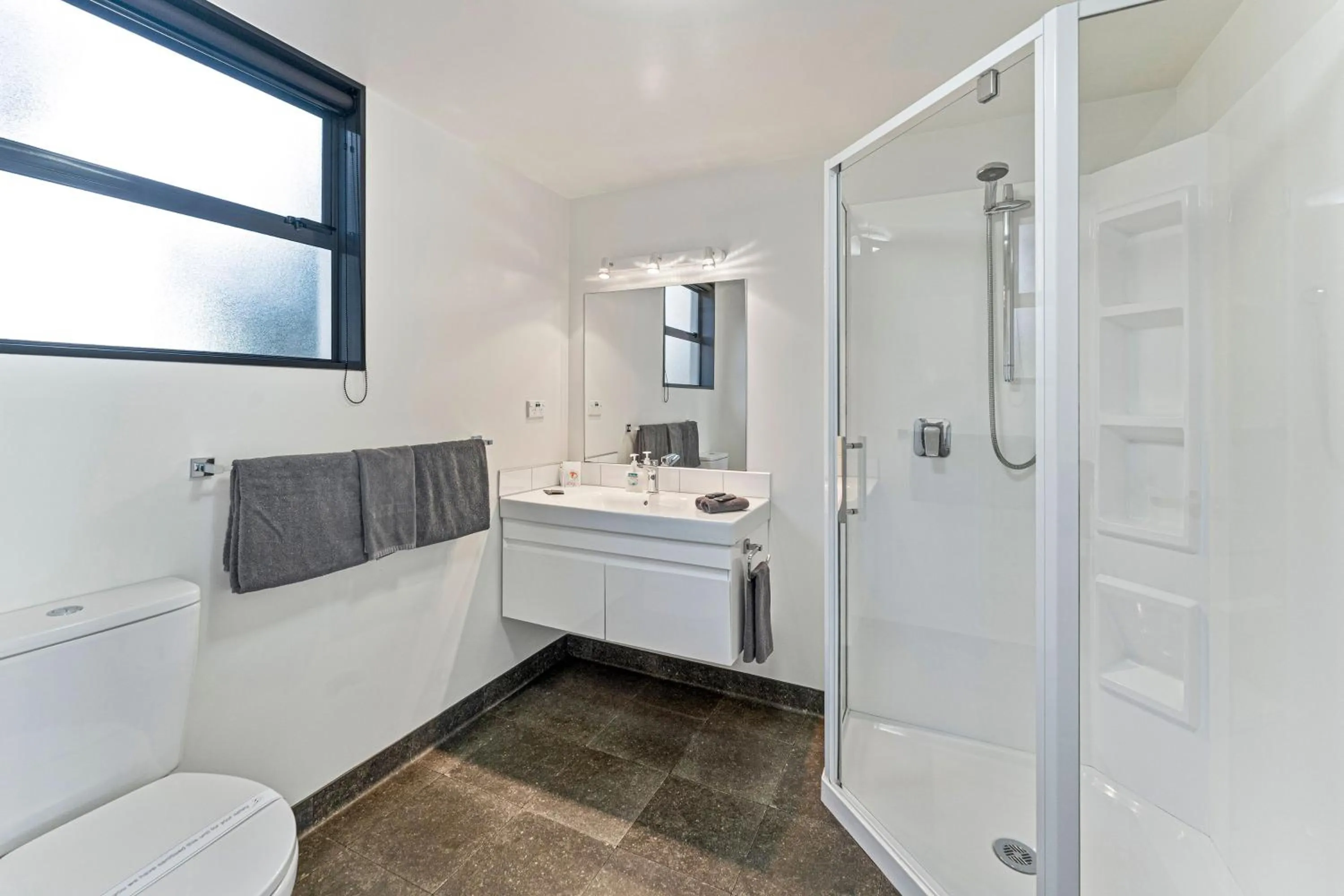 Bathroom in Avalon Manor Motel