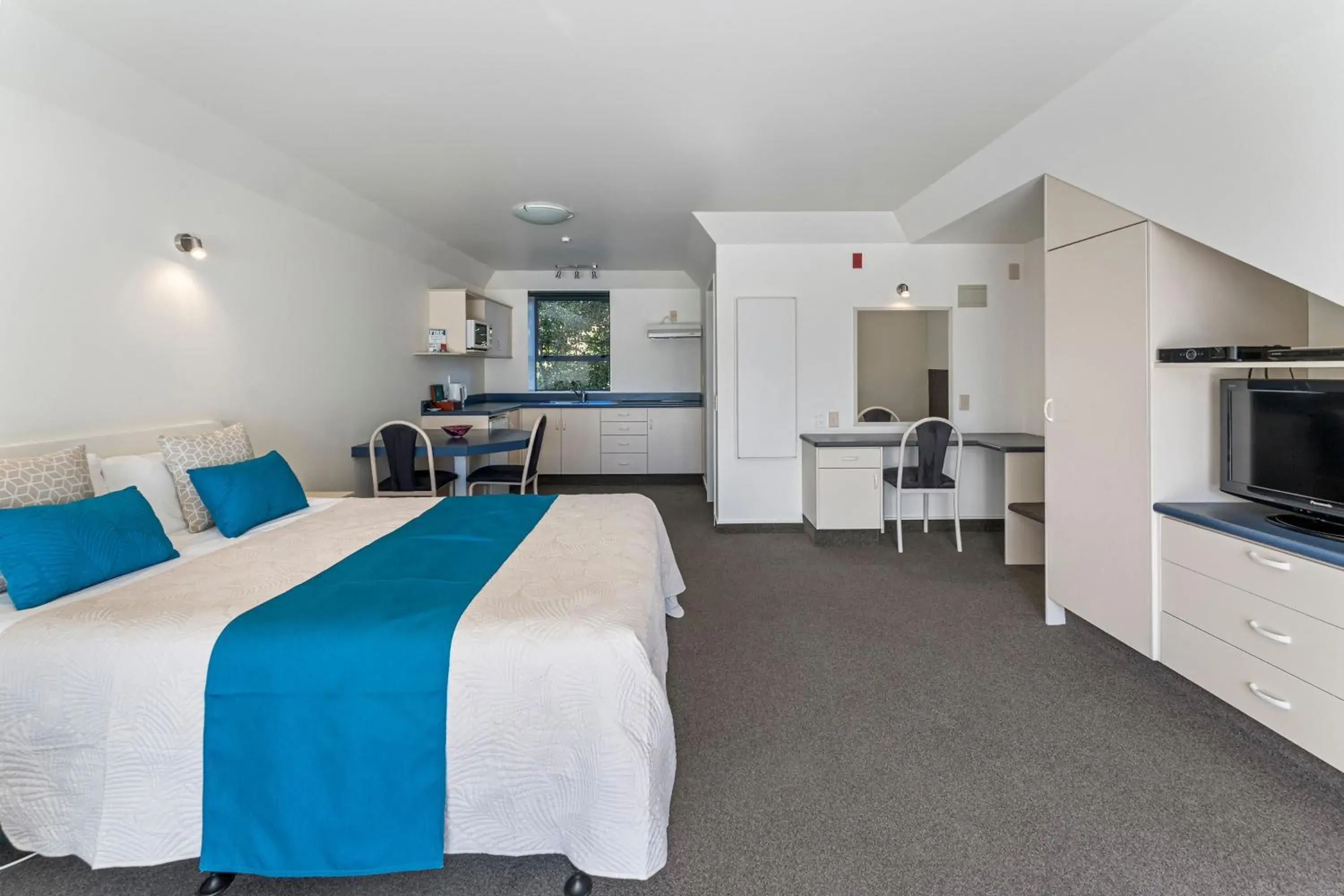 TV and multimedia, Bed in Avalon Manor Motel TV and multimedia, Bed in Avalon Manor Motel