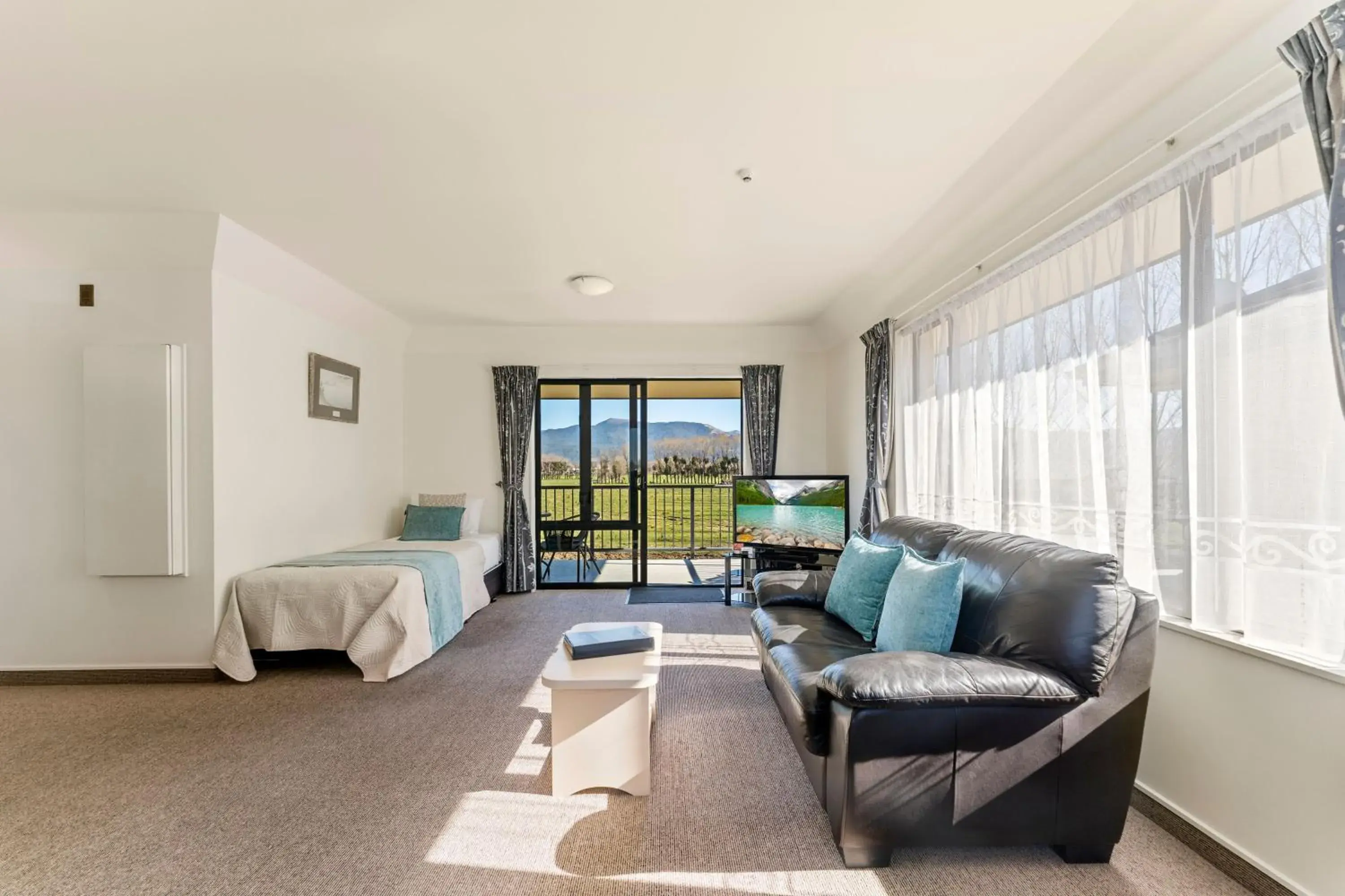 View (from property/room), Bed in Avalon Manor Motel View (from property/room), Bed in Avalon Manor Motel