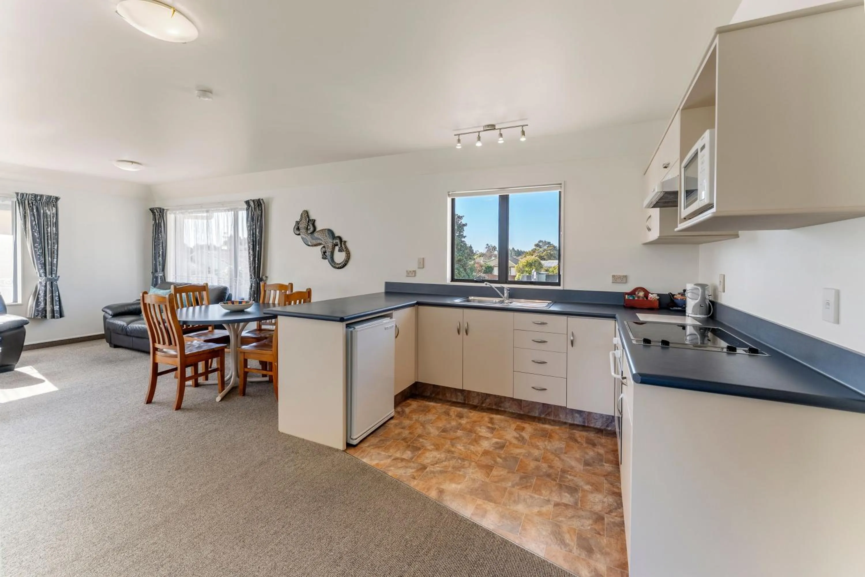 kitchen in Avalon Manor Motel