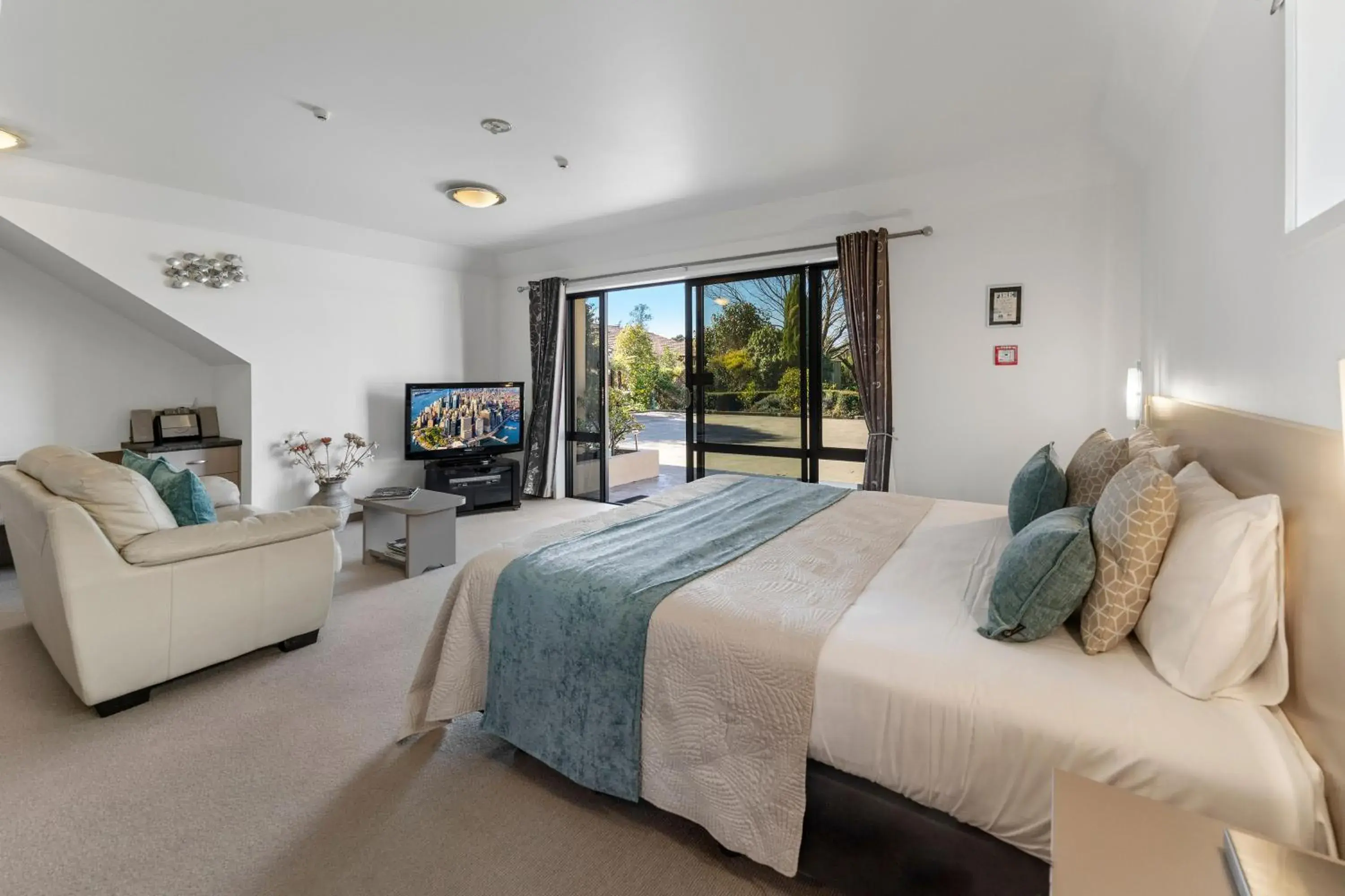 View (from property/room), Bed in Avalon Manor Motel View (from property/room), Bed in Avalon Manor Motel