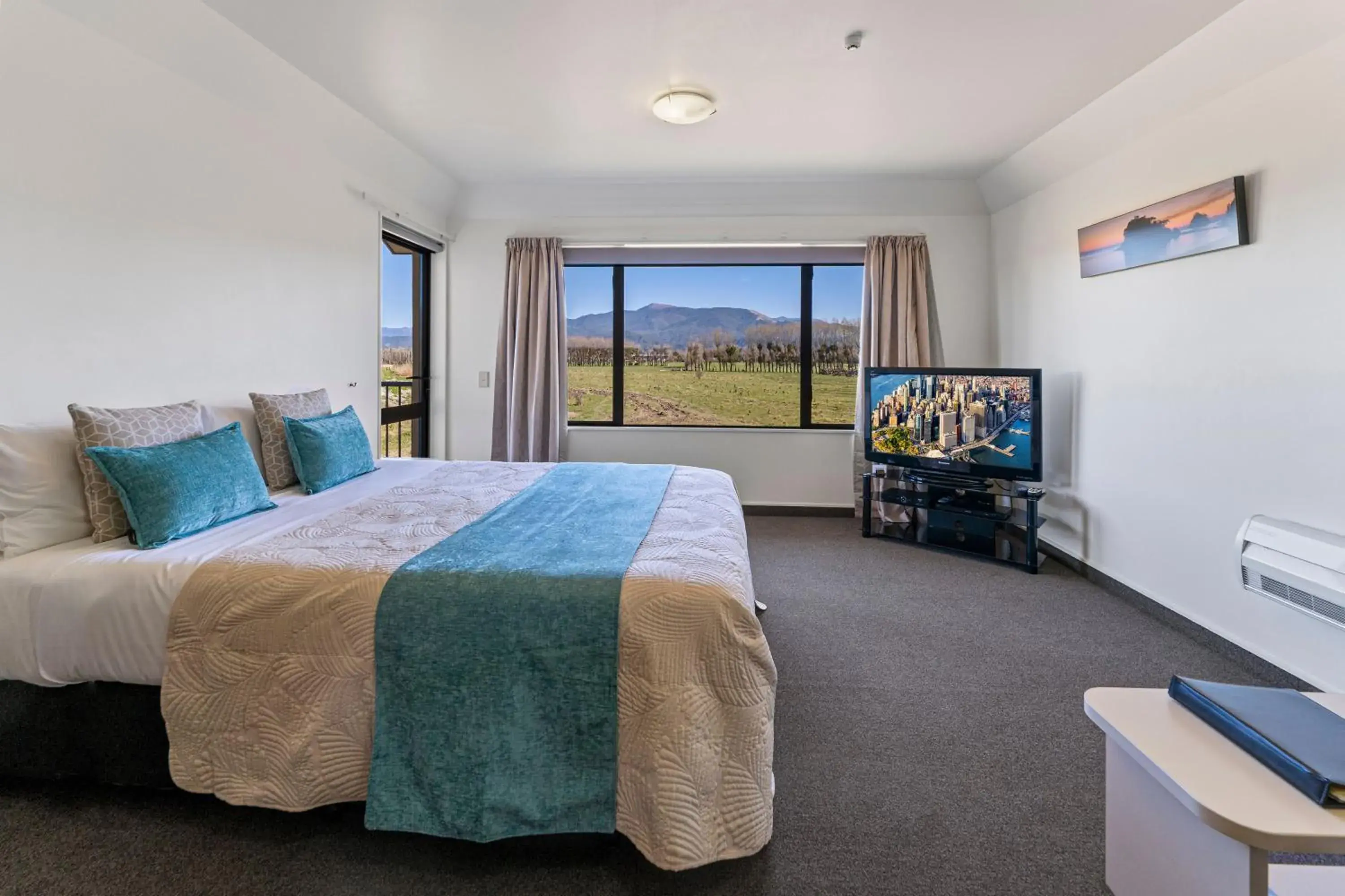 View (from property/room), Bed in Avalon Manor Motel View (from property/room), Bed in Avalon Manor Motel