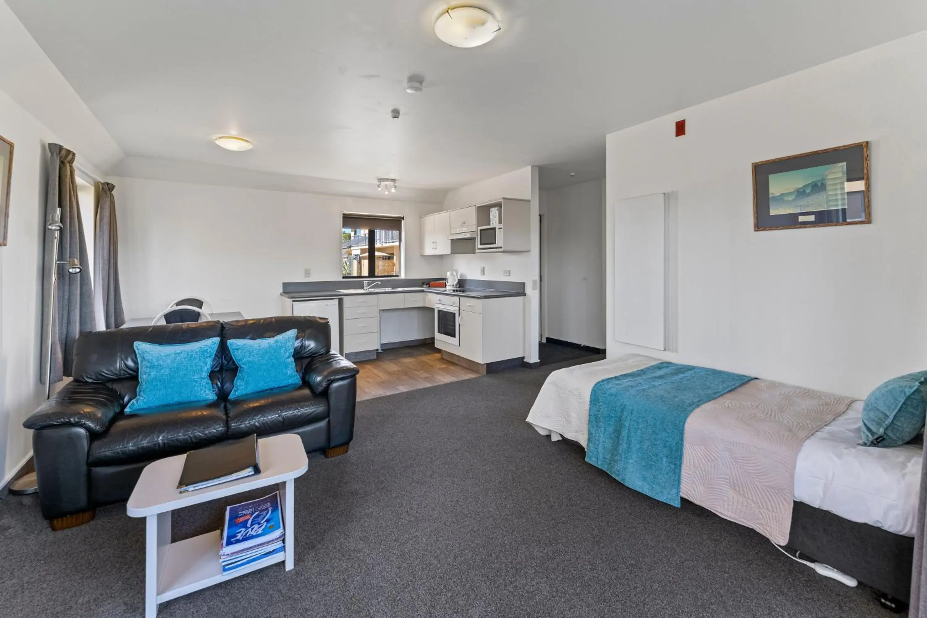 Photo of the whole room, Bed in Avalon Manor Motel Photo of the whole room, Bed in Avalon Manor Motel