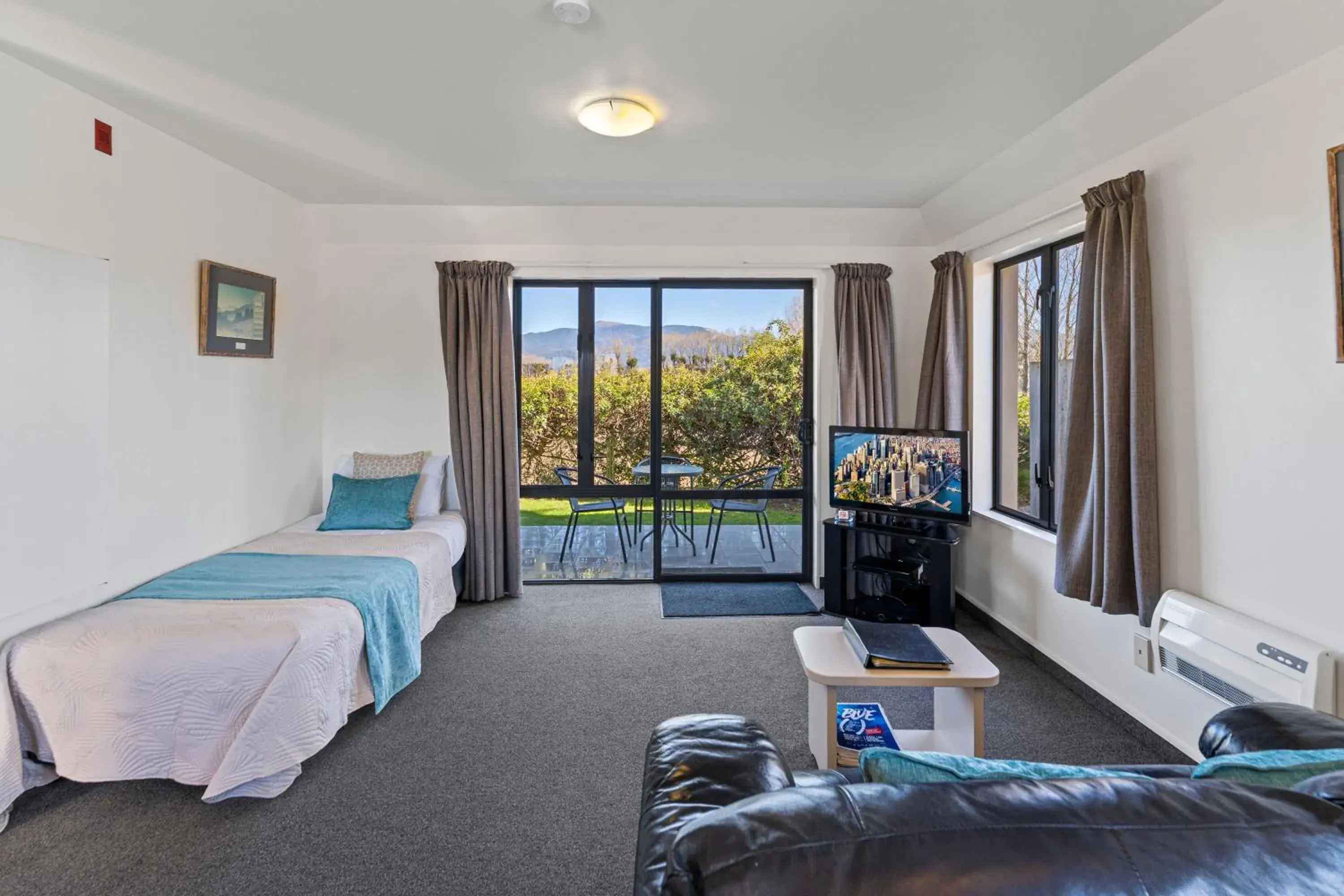 View (from property/room), Bed in Avalon Manor Motel View (from property/room), Bed in Avalon Manor Motel