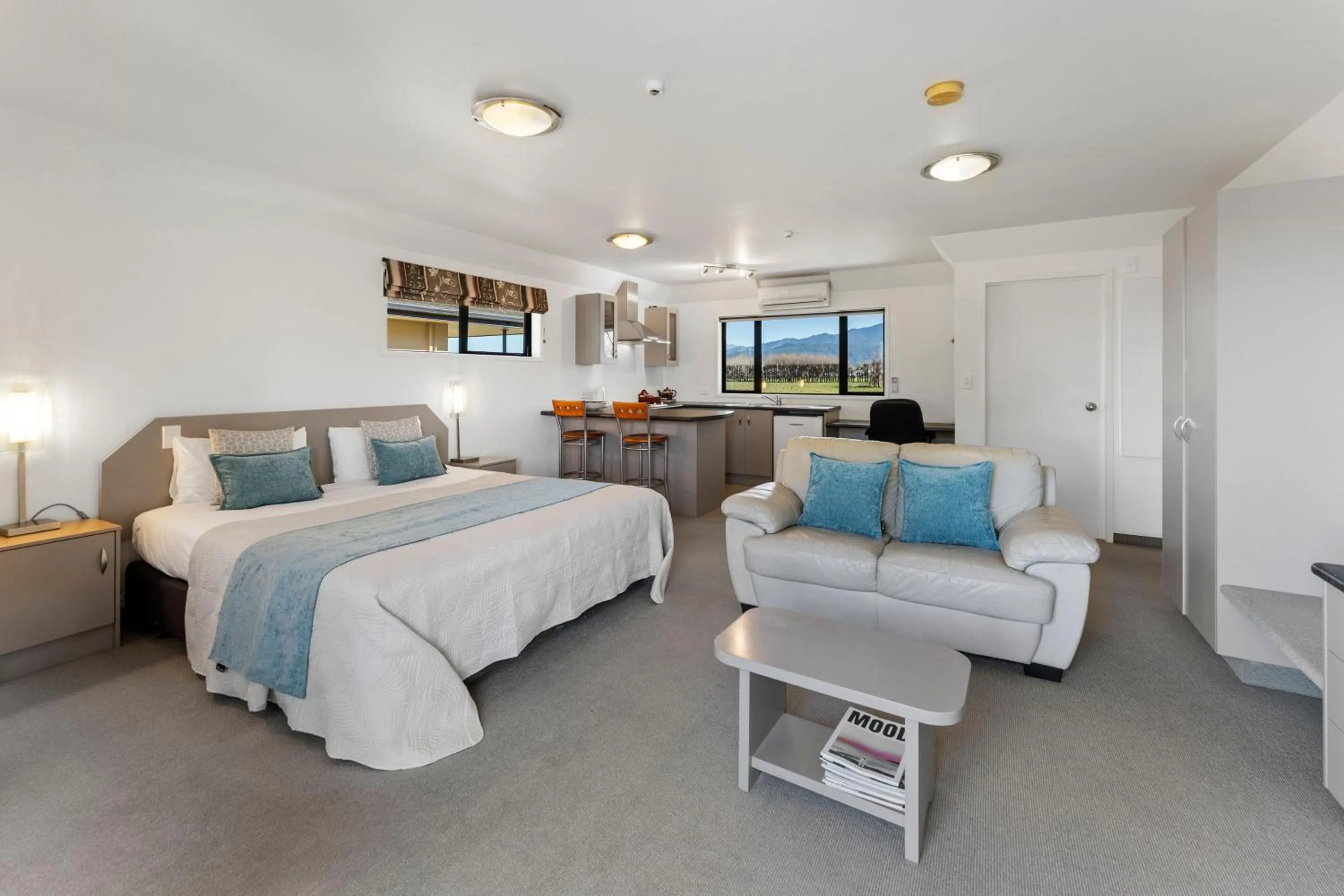 Photo of the whole room, Bed in Avalon Manor Motel