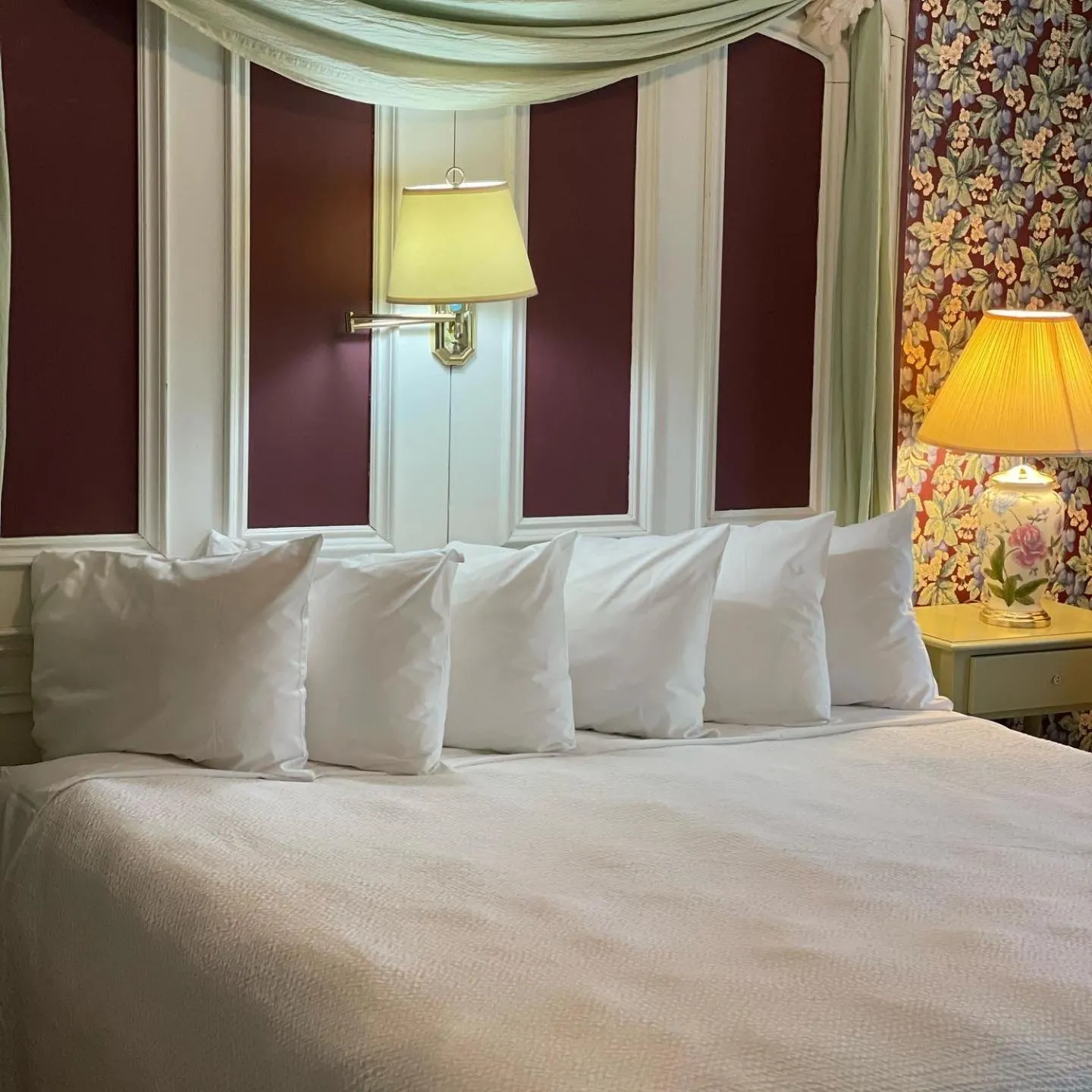 Deluxe King Room in Central House Inn