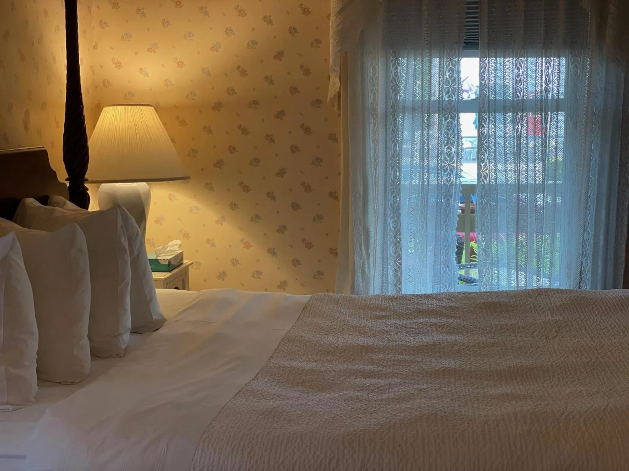 Queen Room - Disability Access in Central House Inn