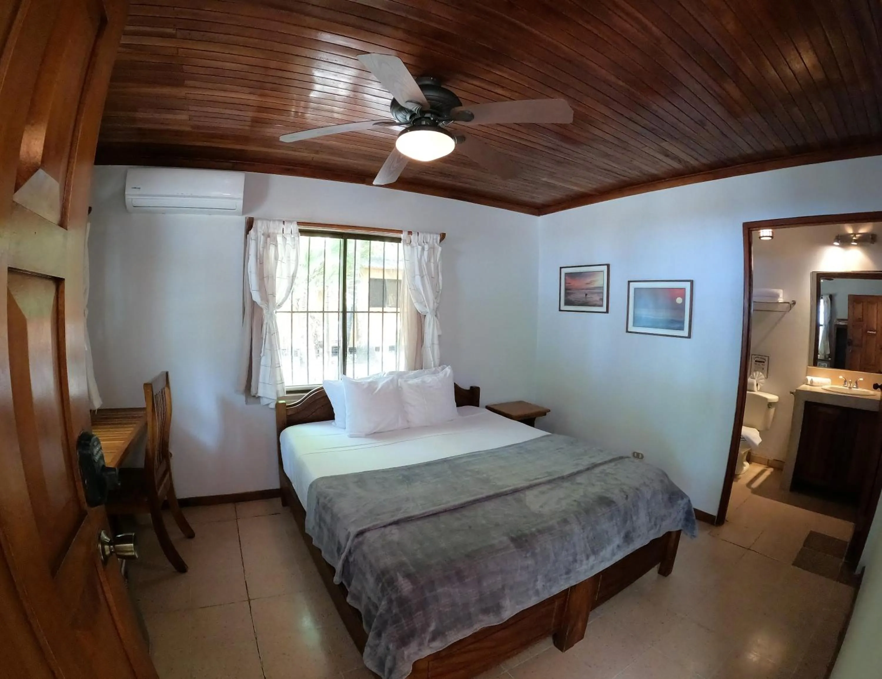 Photo of the whole room, Bed in Casa Cecilia Beach Front