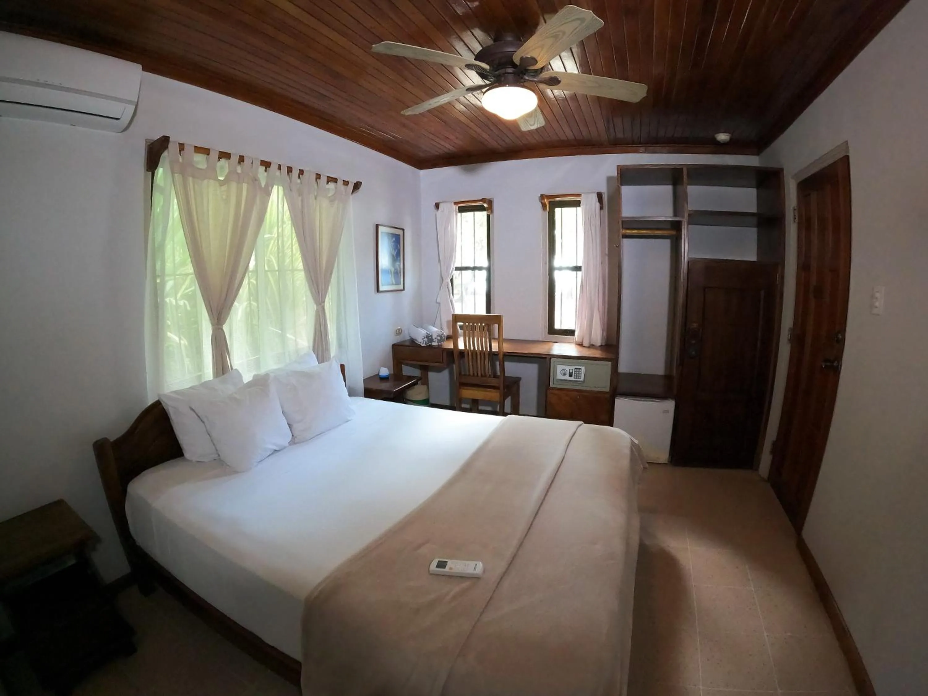 Photo of the whole room, Bed in Casa Cecilia Beach Front