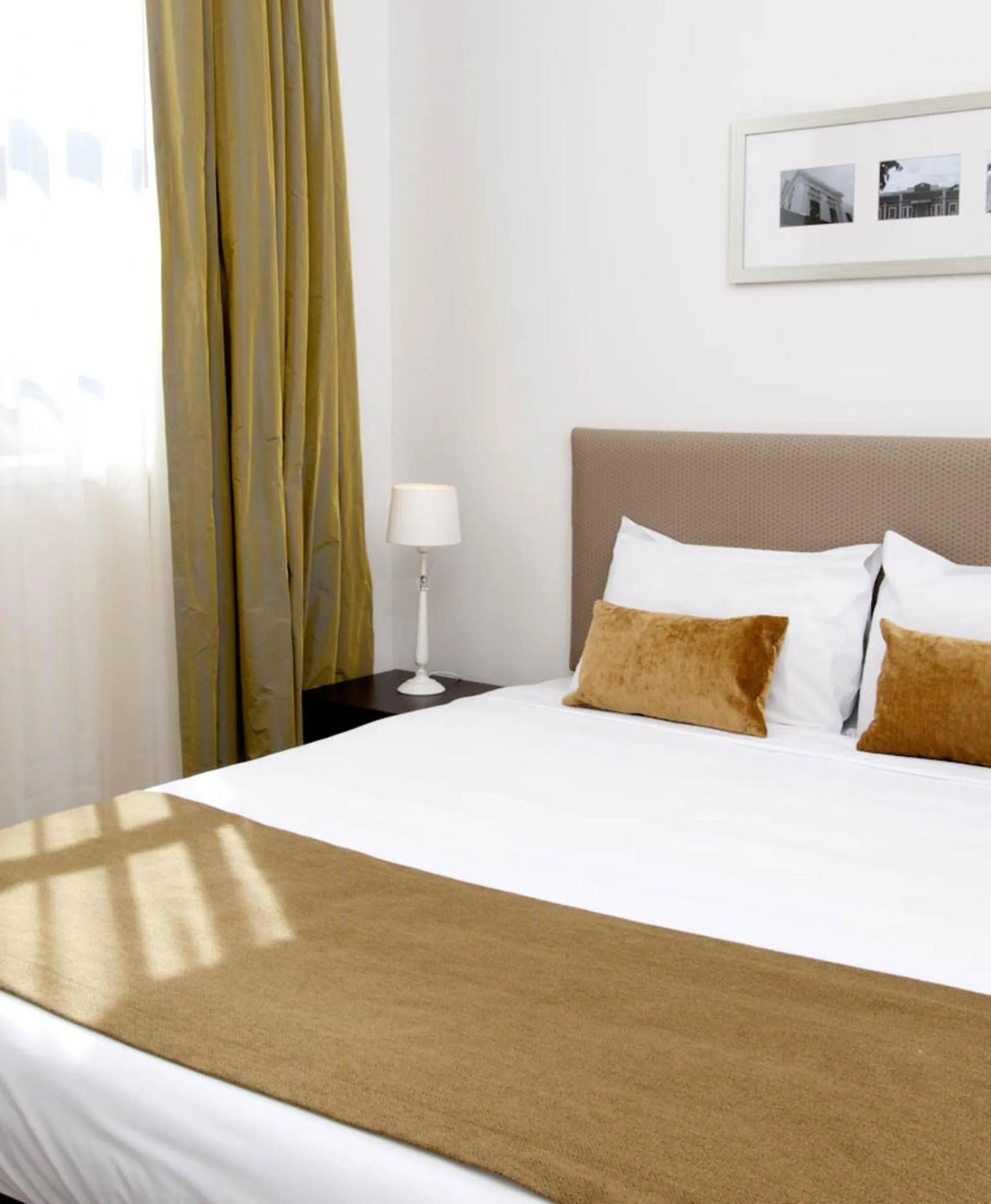 Bedroom, Bed in Quest on London