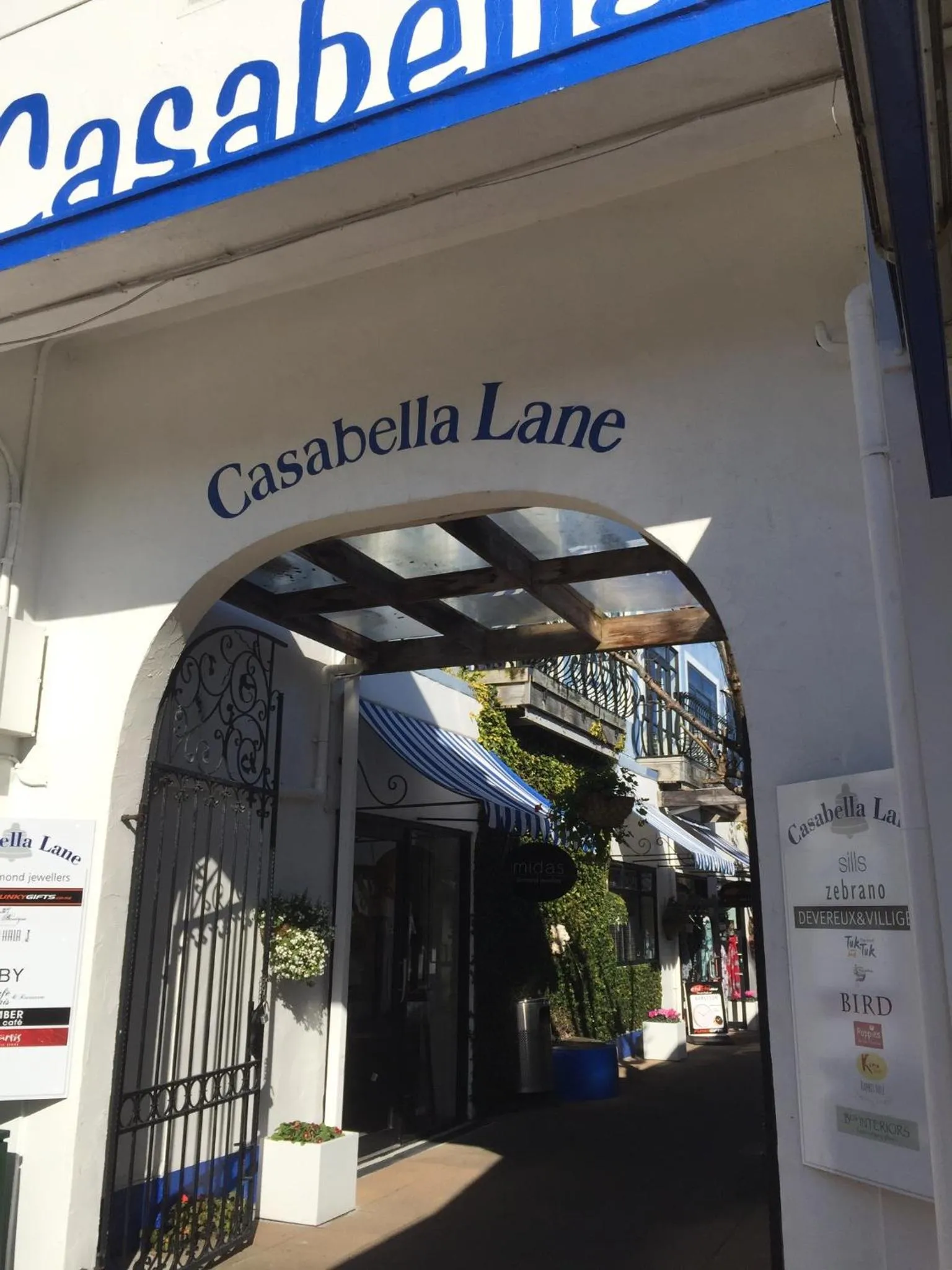 Shopping Area in Quest on London