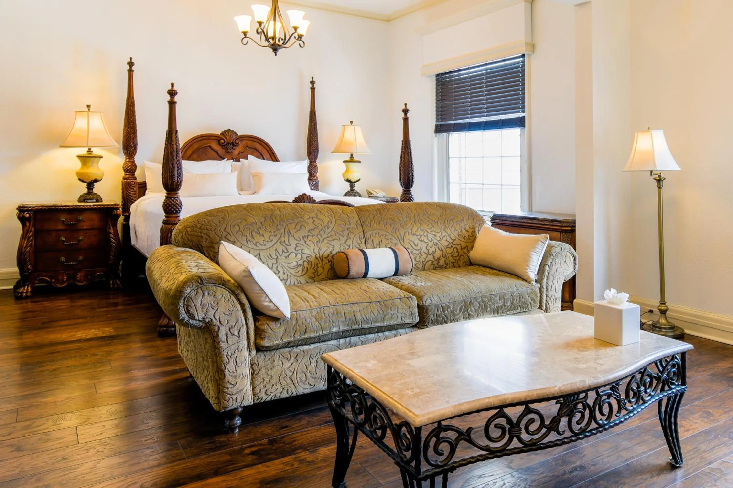 Living room in Spokane Club Hotel