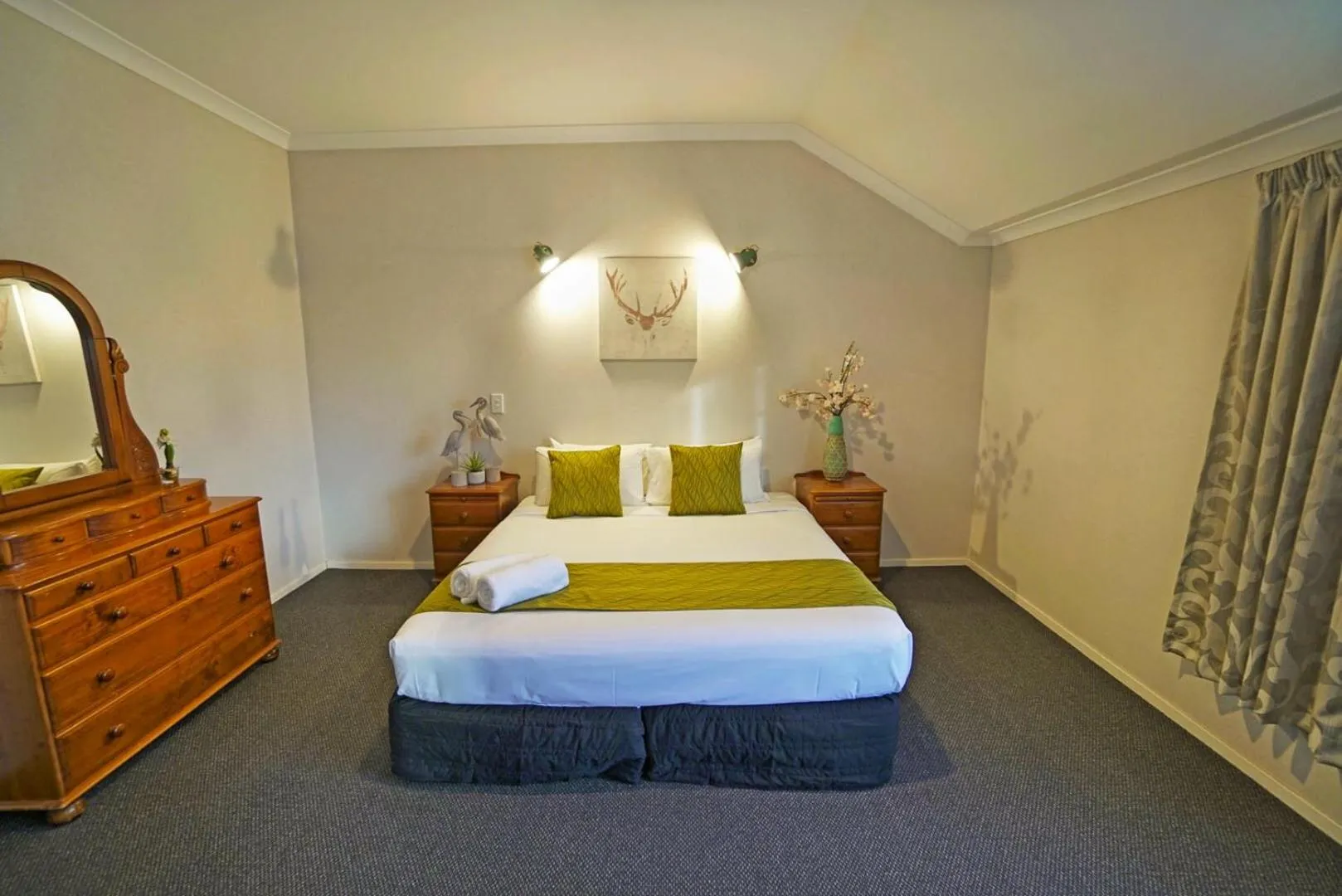 Bedroom, Bed in Anglesea Motel and Conference Centre