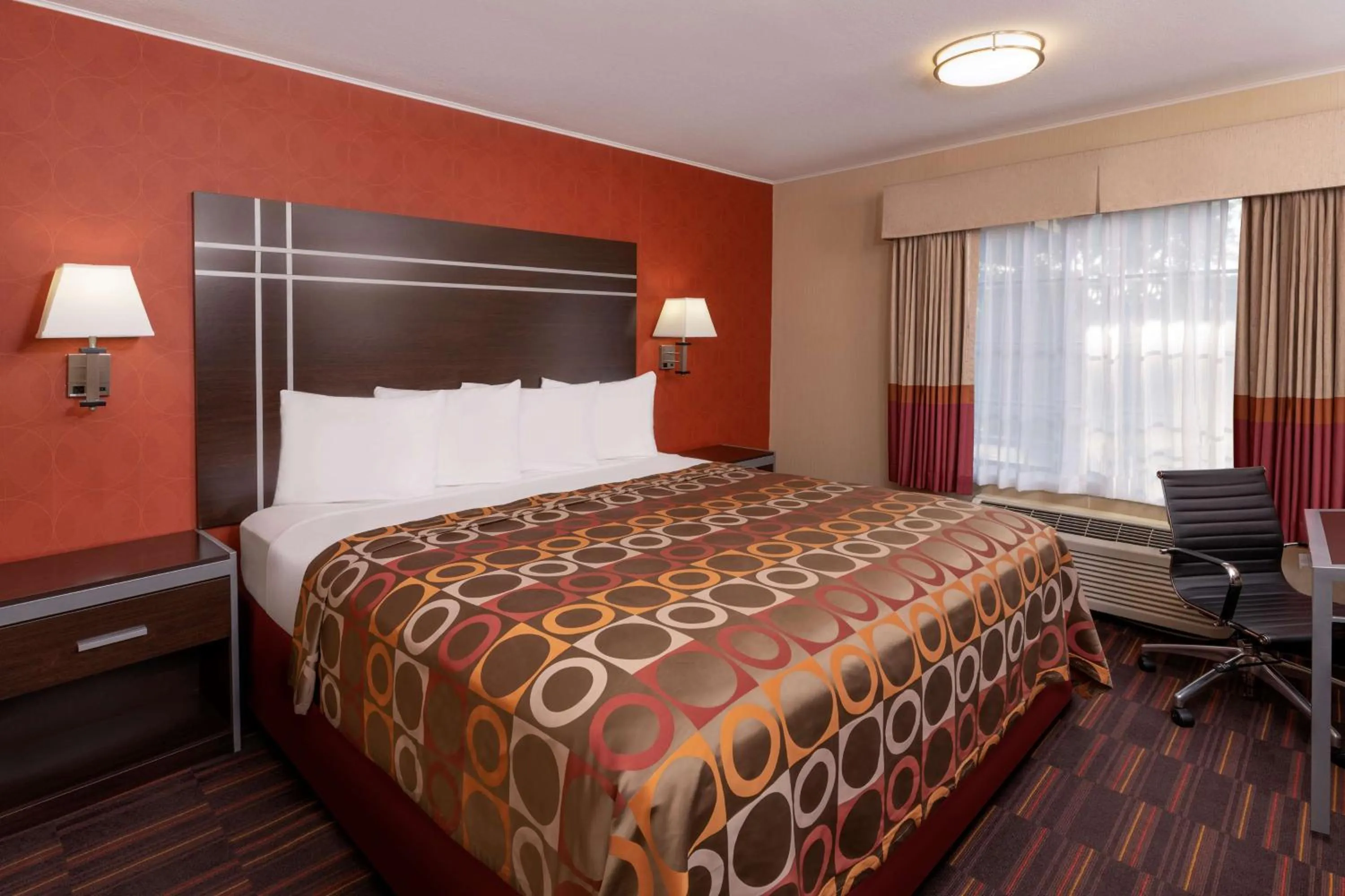 Photo of the whole room, Bed in Best Western Plus Raffles Inn & Suites