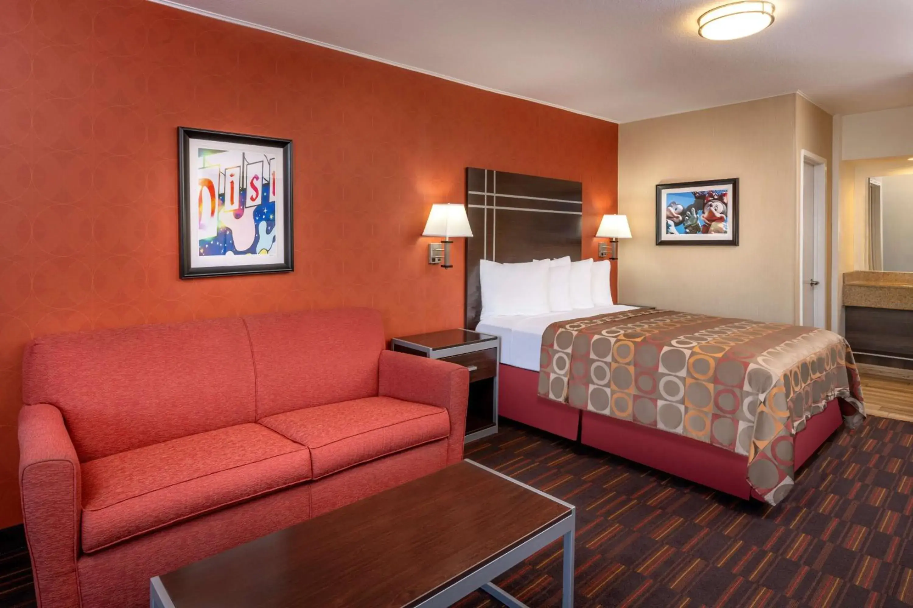 Living room, Bed in Best Western Plus Raffles Inn & Suites Living room, Bed in Best Western Plus Raffles Inn & Suites