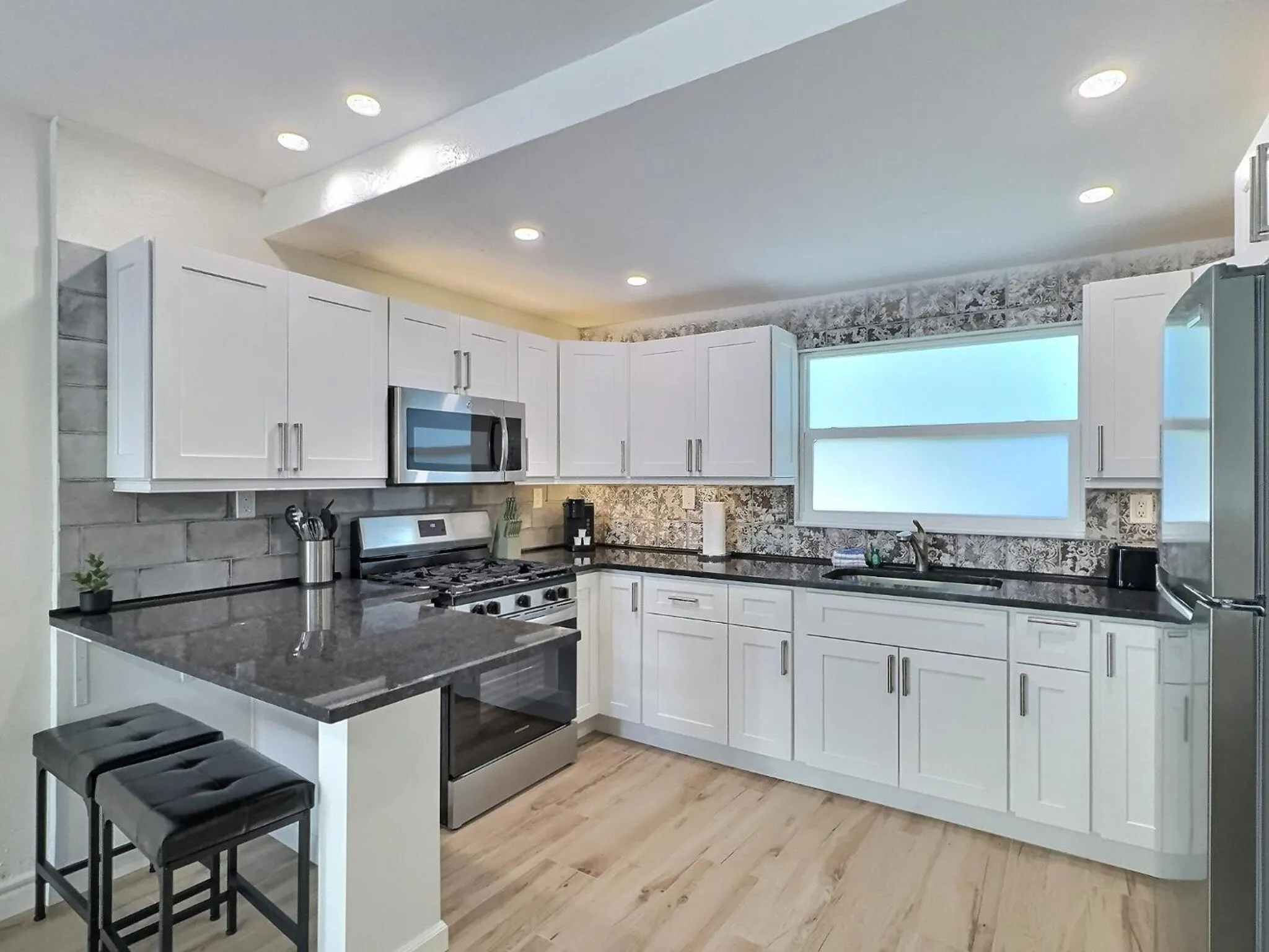 Kitchen or kitchenette in Siesta Heron Suites & Villas