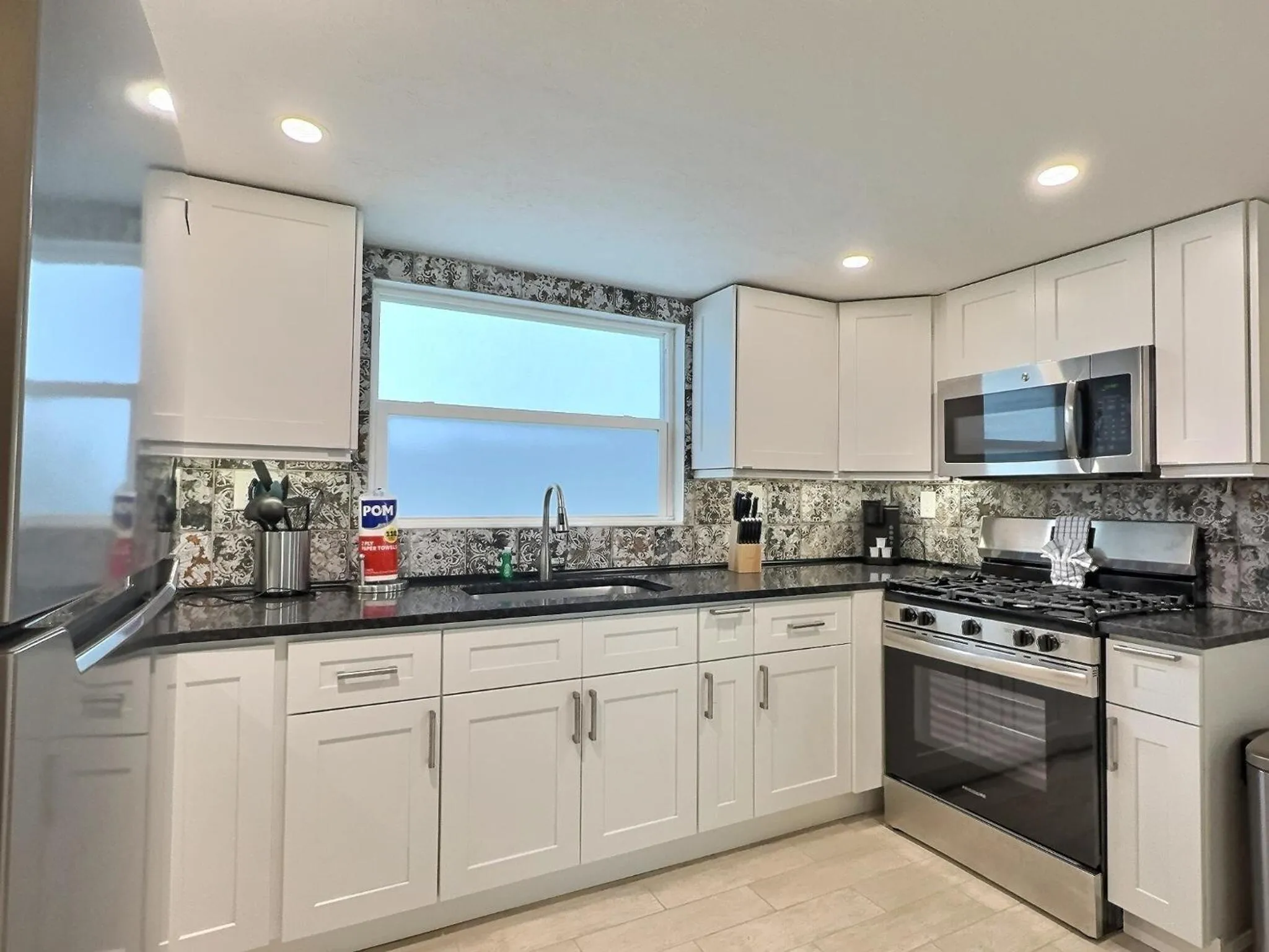 Kitchen or kitchenette in Siesta Heron Suites & Villas