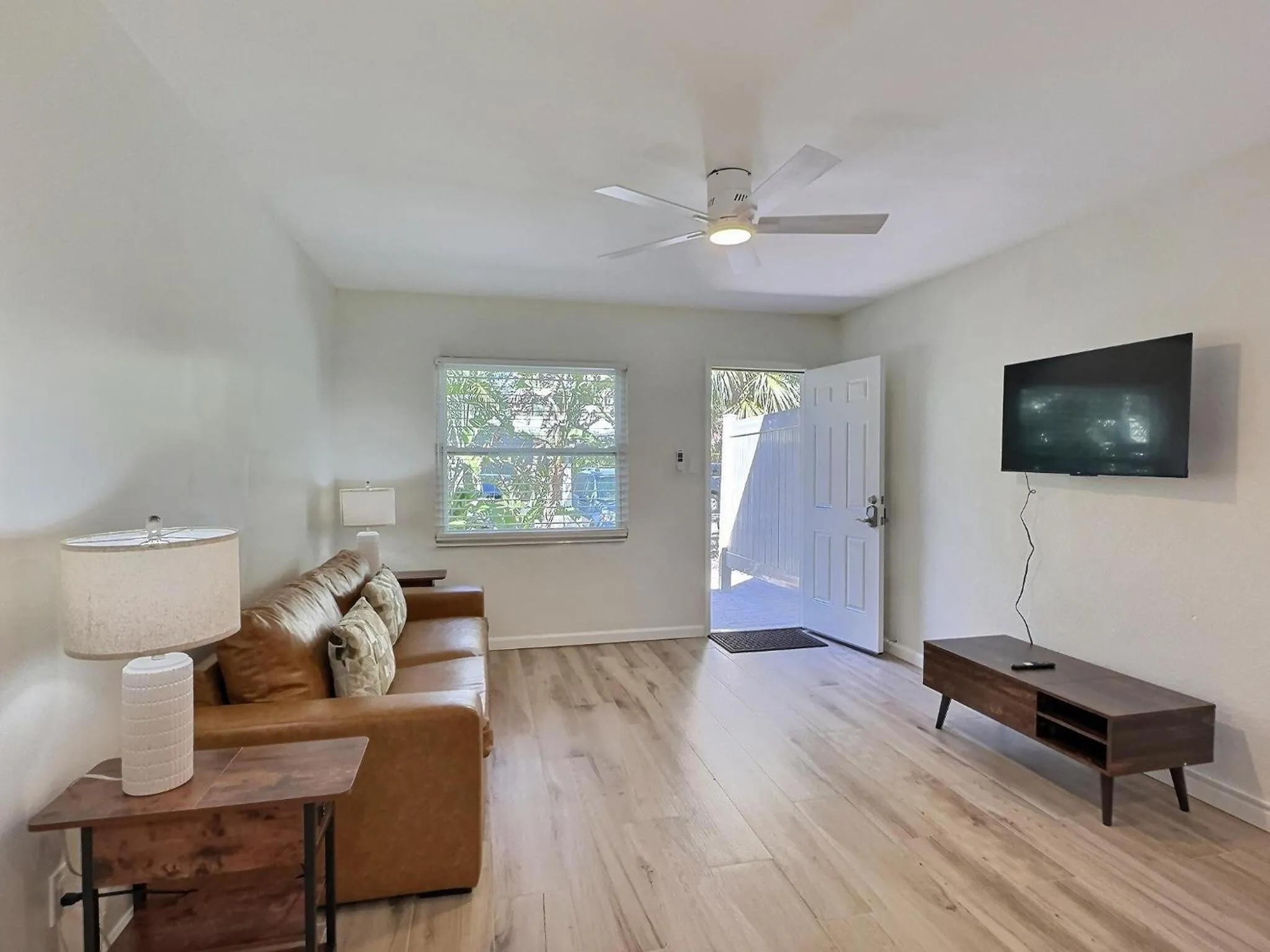 TV and multimedia in Siesta Heron Suites & Villas