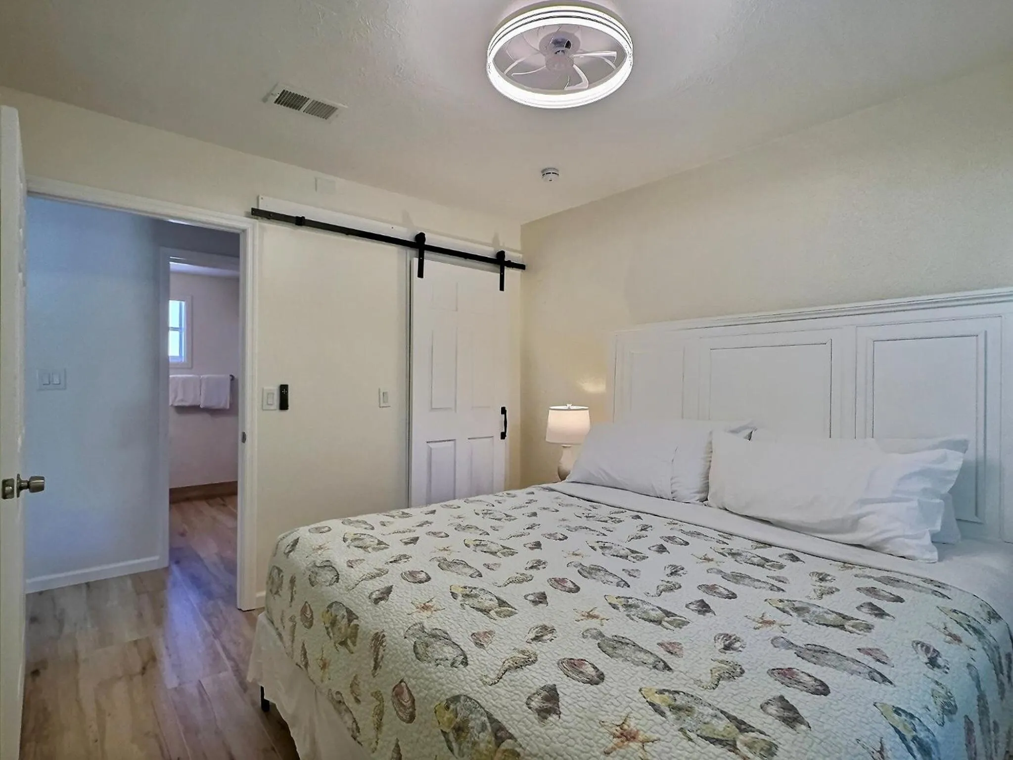 Bed in Siesta Heron Suites & Villas