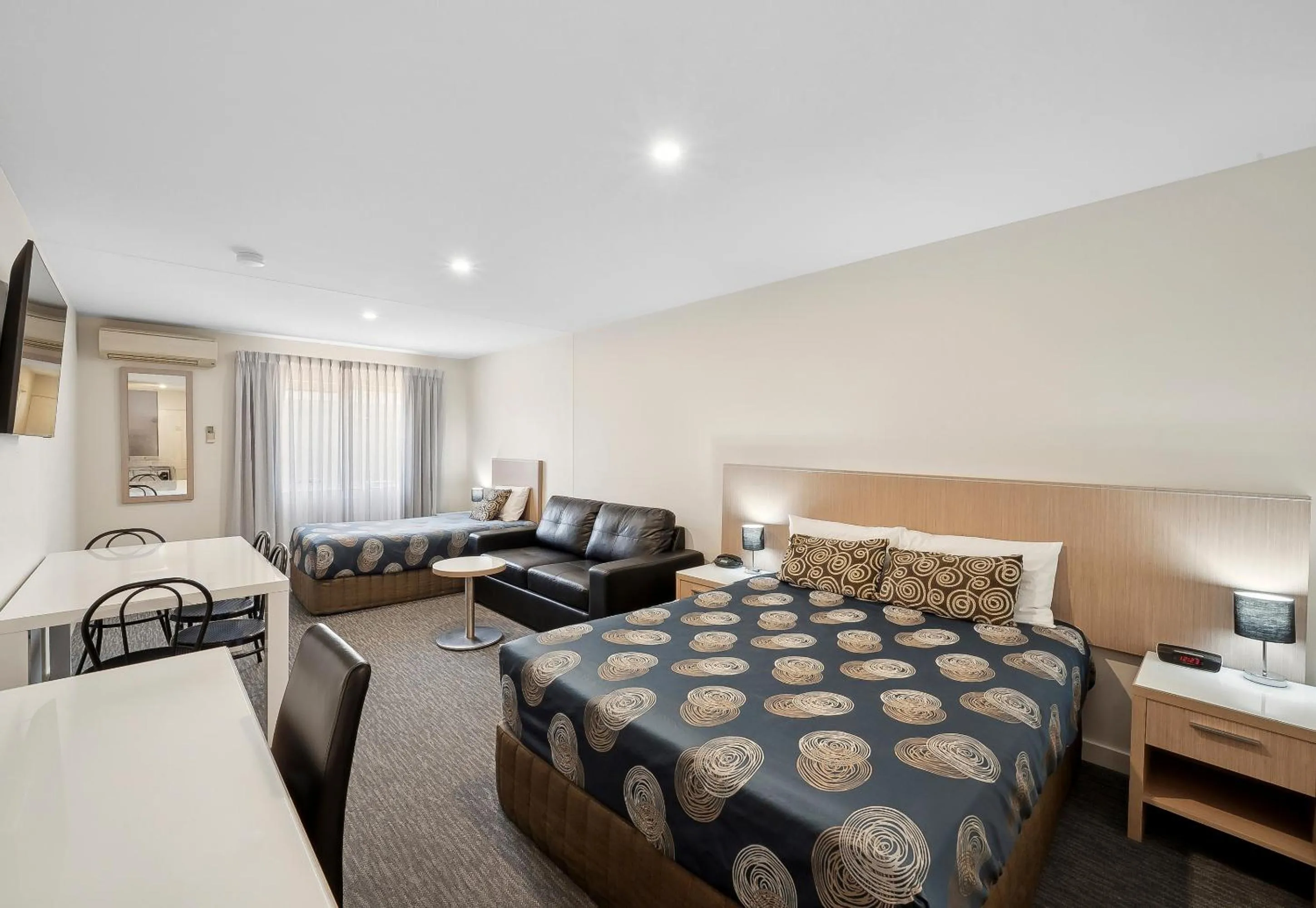 Photo of the whole room, Bed in Sherbourne Terrace Hotel