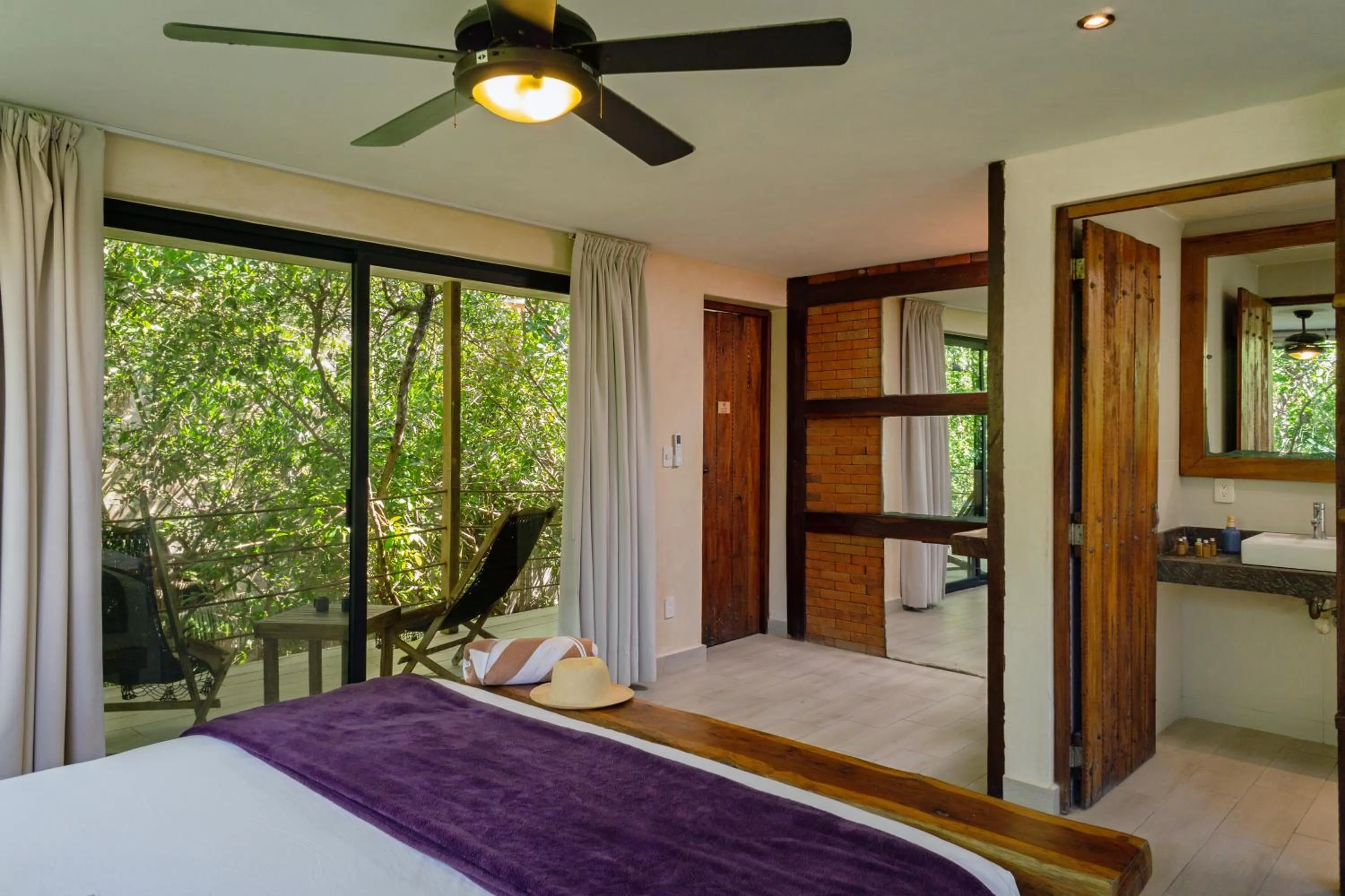 Photo of the whole room, Bed in Sunset House