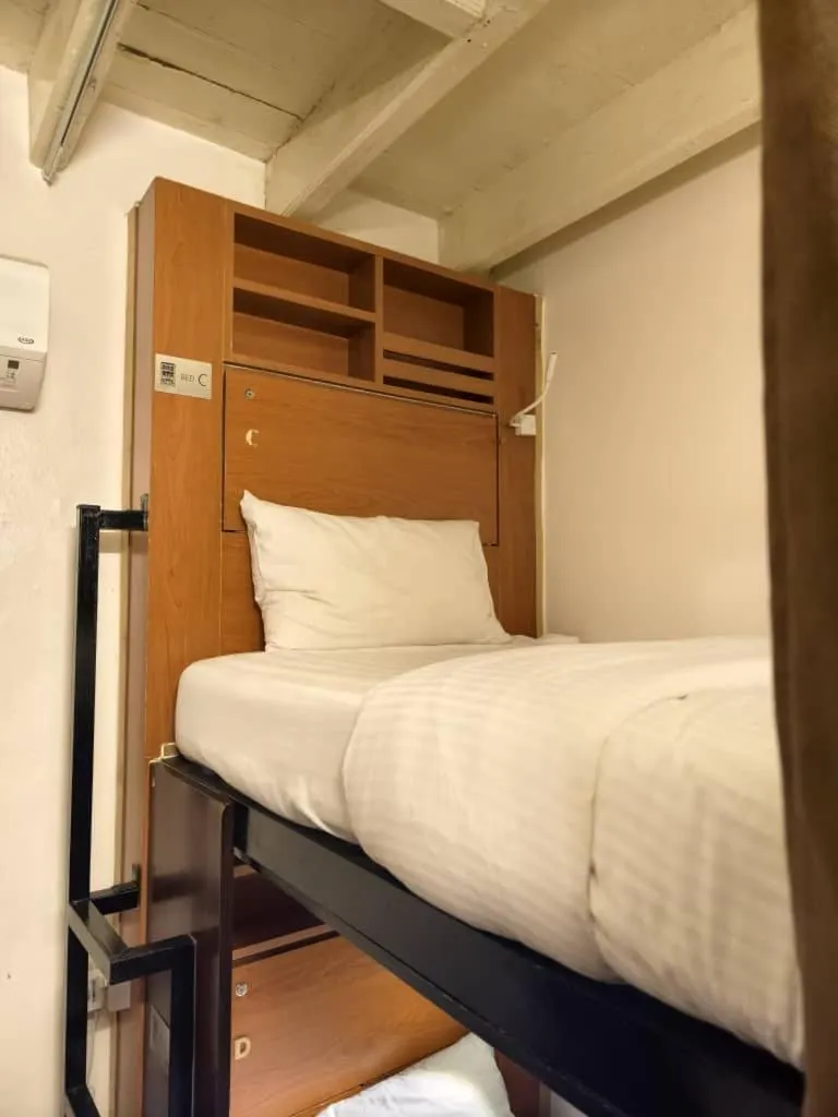 bunk bed, Bed in Red Inn Court