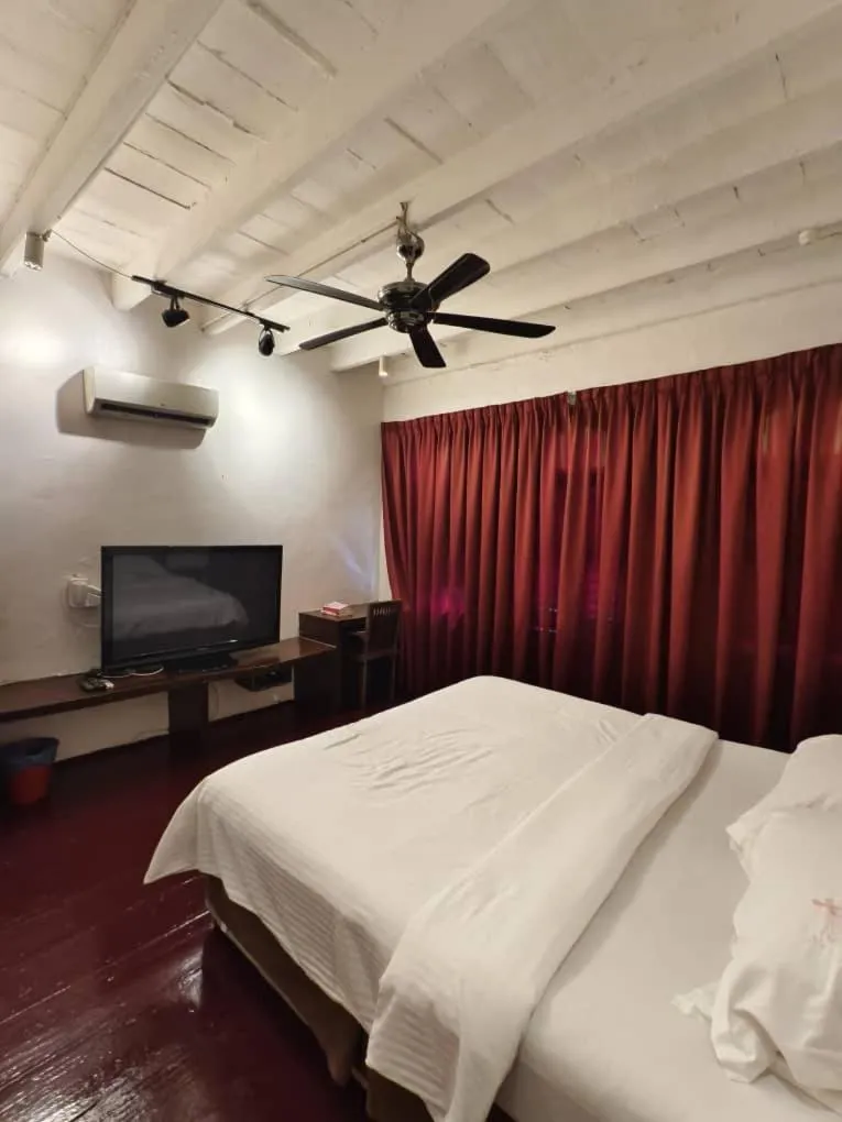 Bed in Red Inn Court