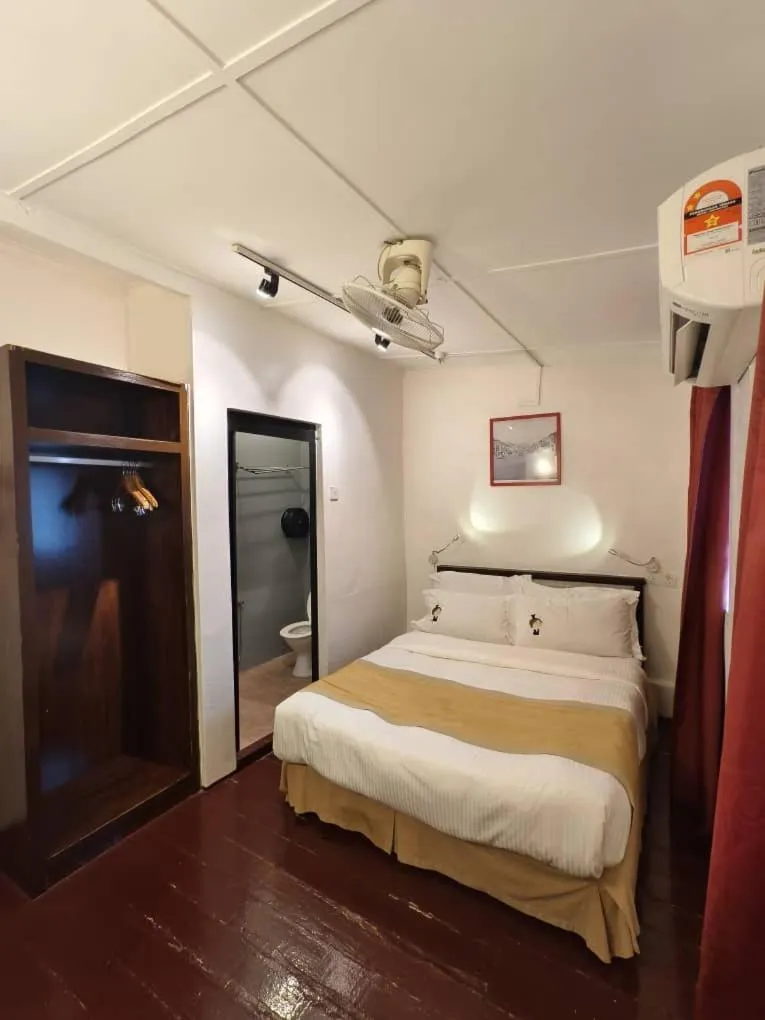 Bed in Red Inn Court