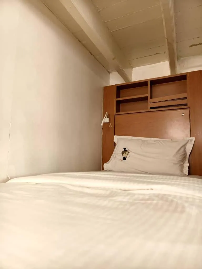 Bed in Red Inn Court