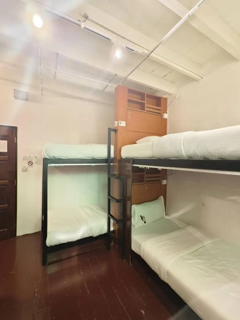 Bed in Red Inn Court