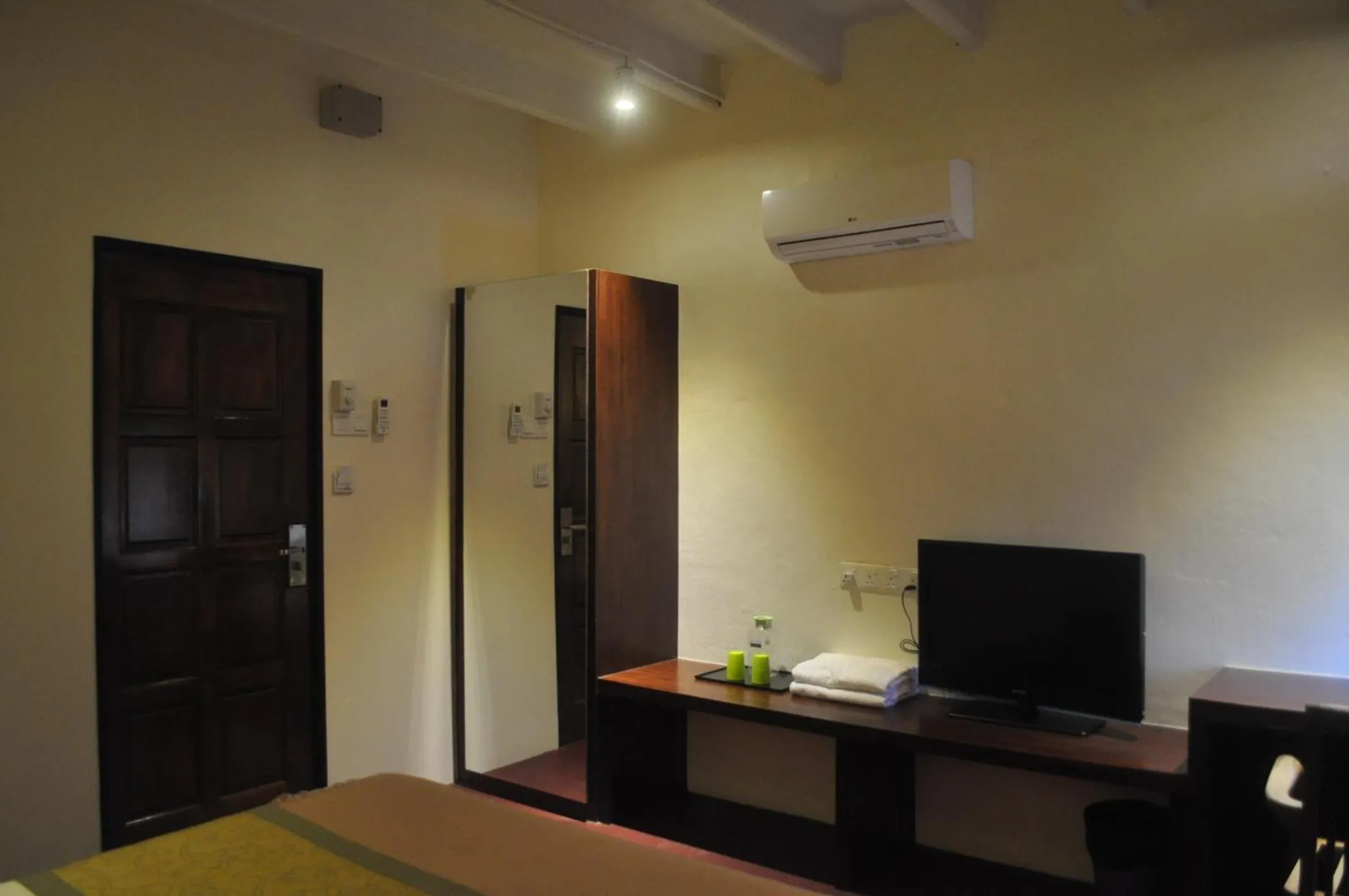 TV and multimedia, Bed in Red Inn Court