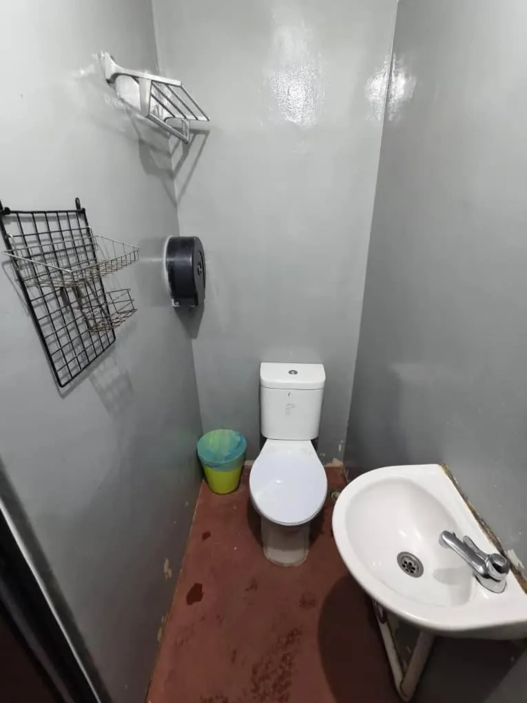 Toilet in Red Inn Court