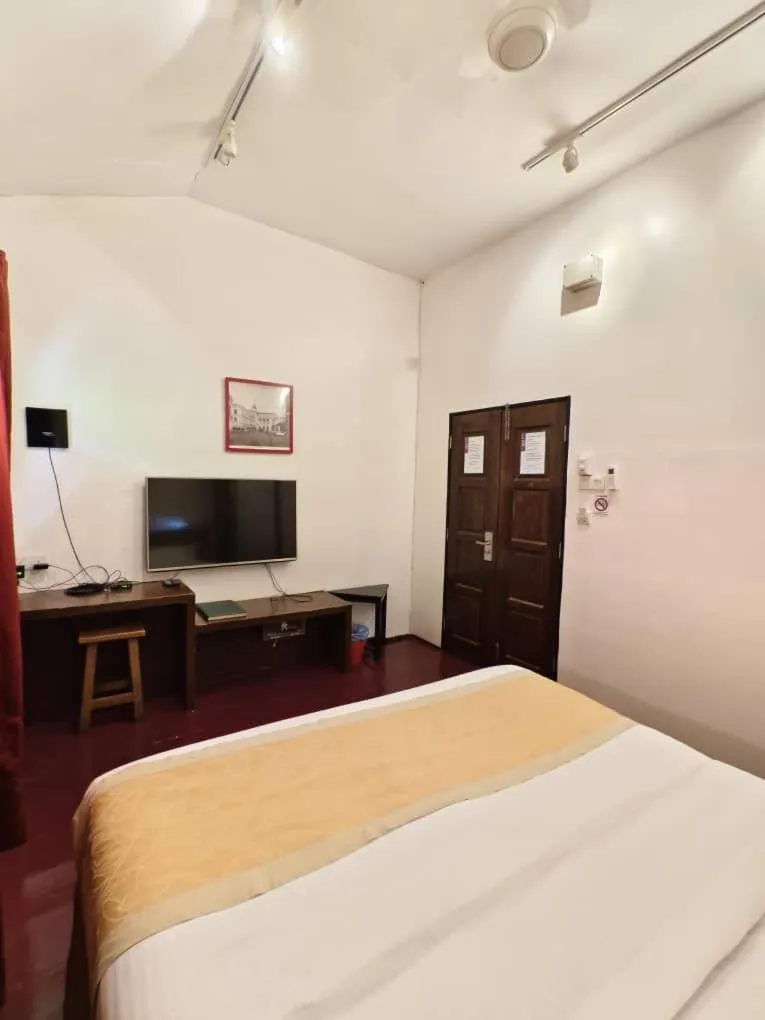 Bed in Red Inn Court