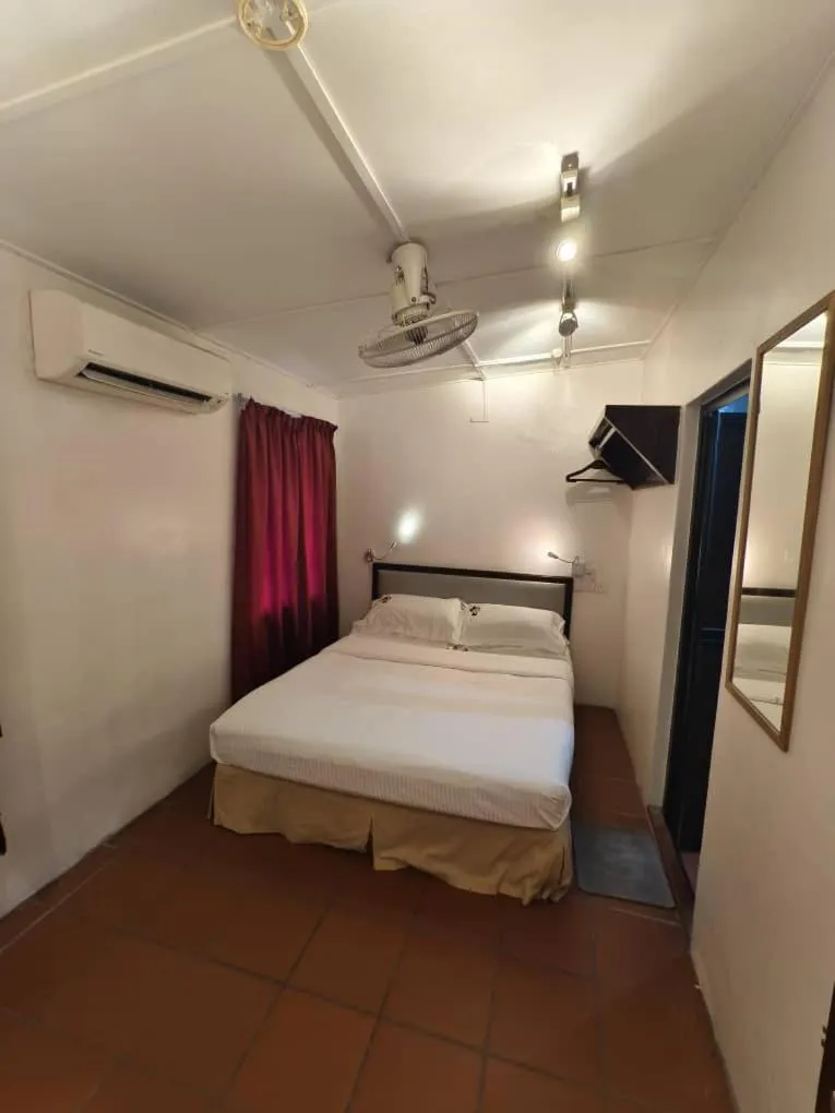 Bed in Red Inn Court