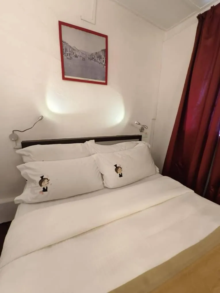 Bed in Red Inn Court