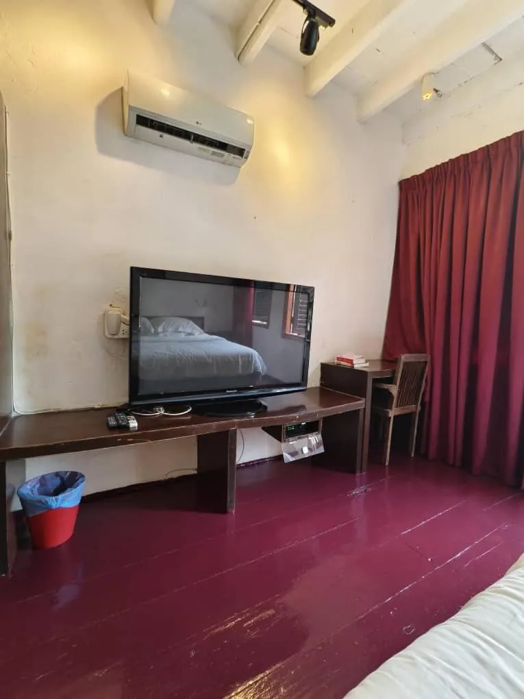 TV and multimedia, Bed in Red Inn Court