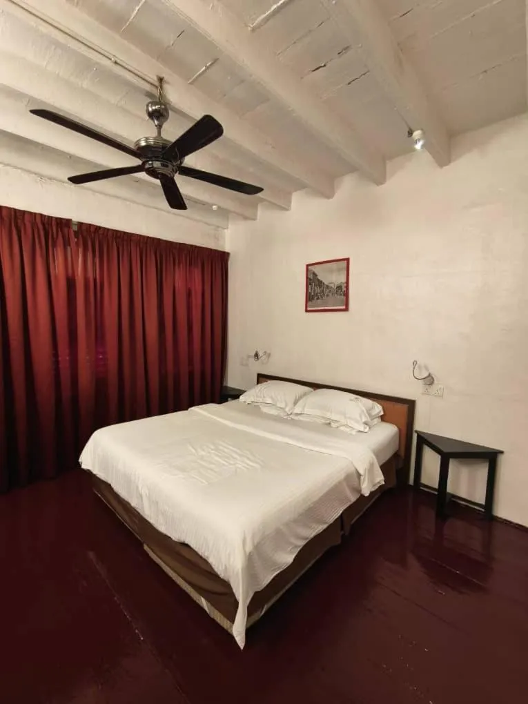 Bed in Red Inn Court