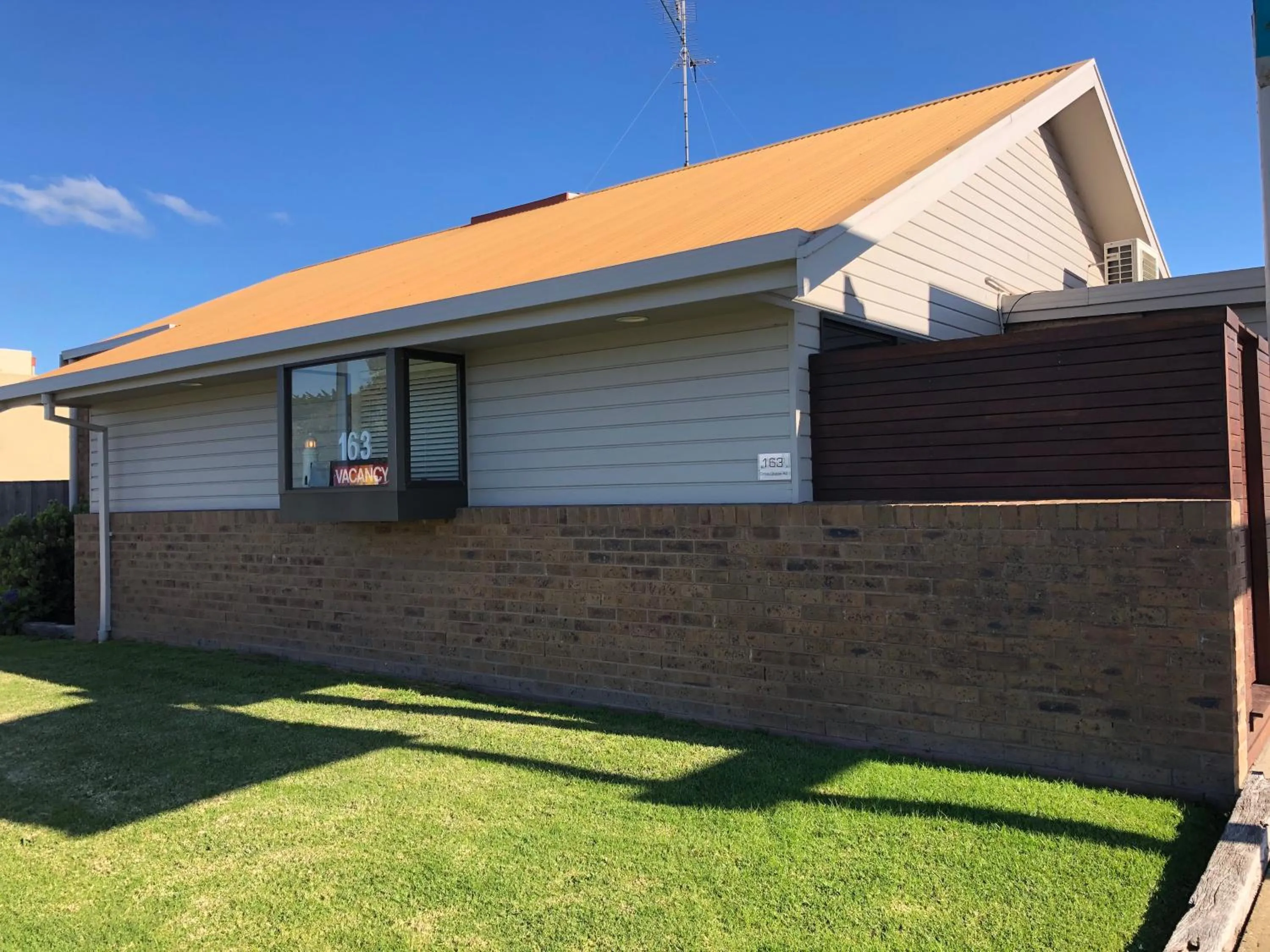 Facade/entrance in Beachfront Motel