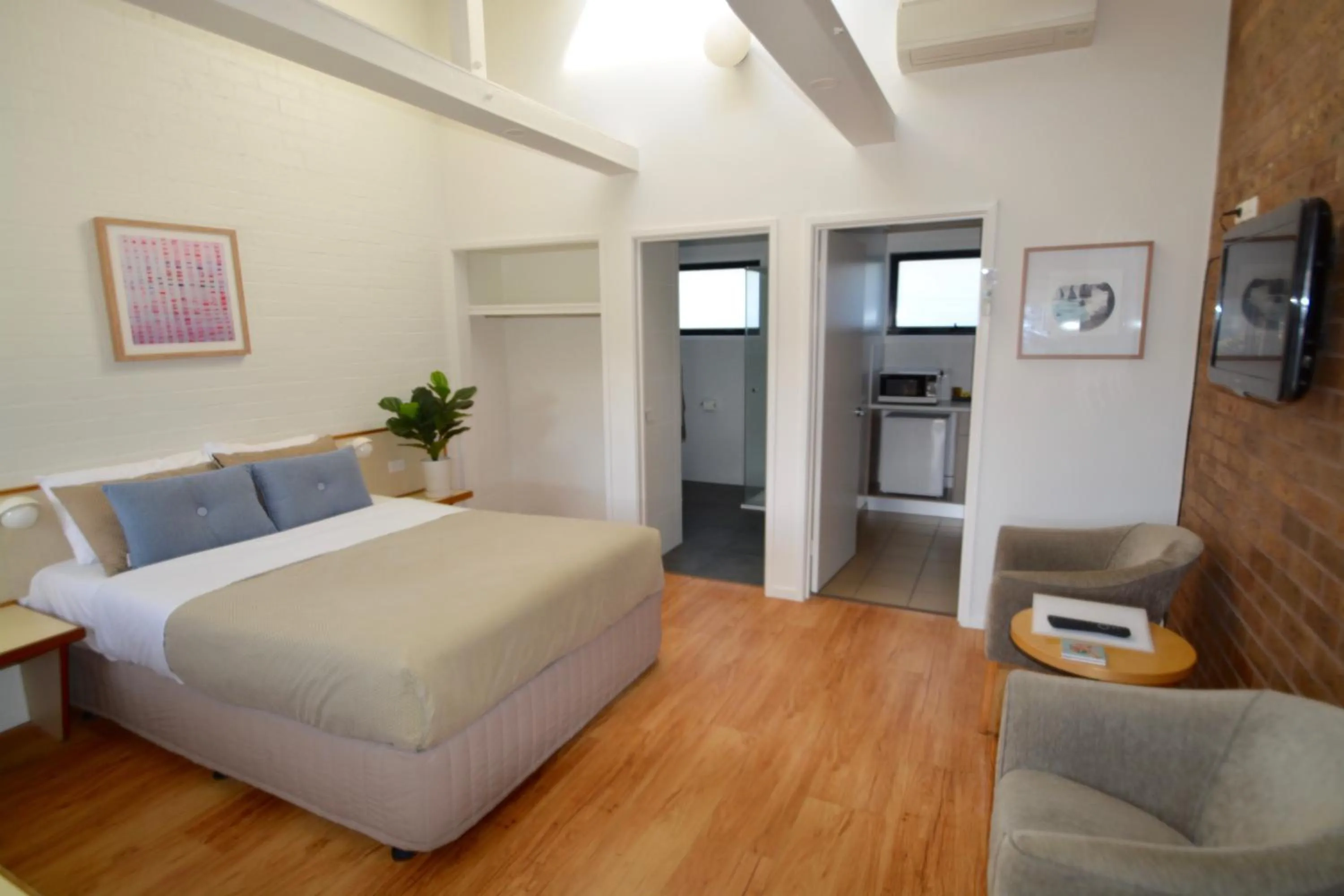 Photo of the whole room in Beachfront Motel