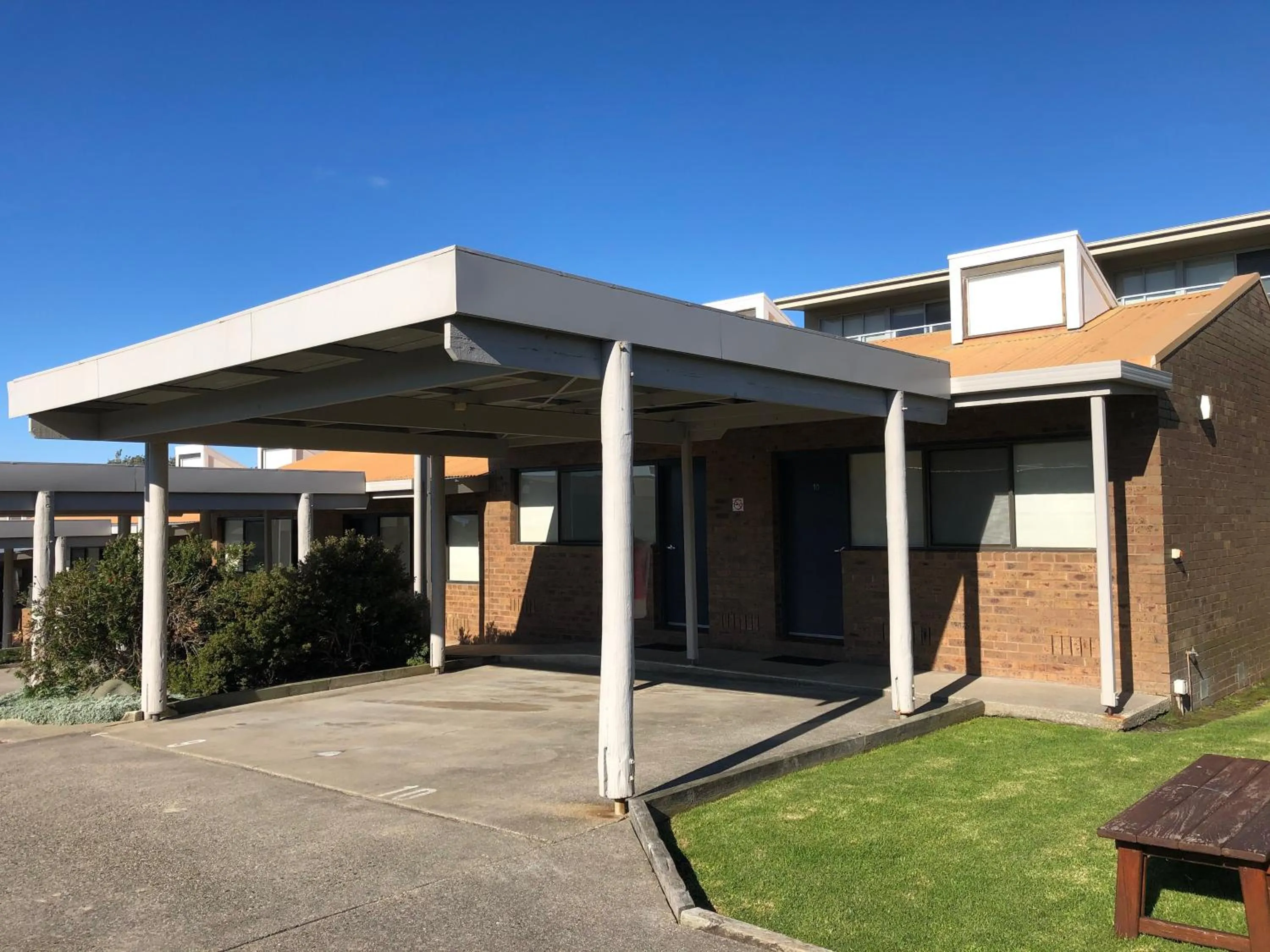 Facade/entrance in Beachfront Motel