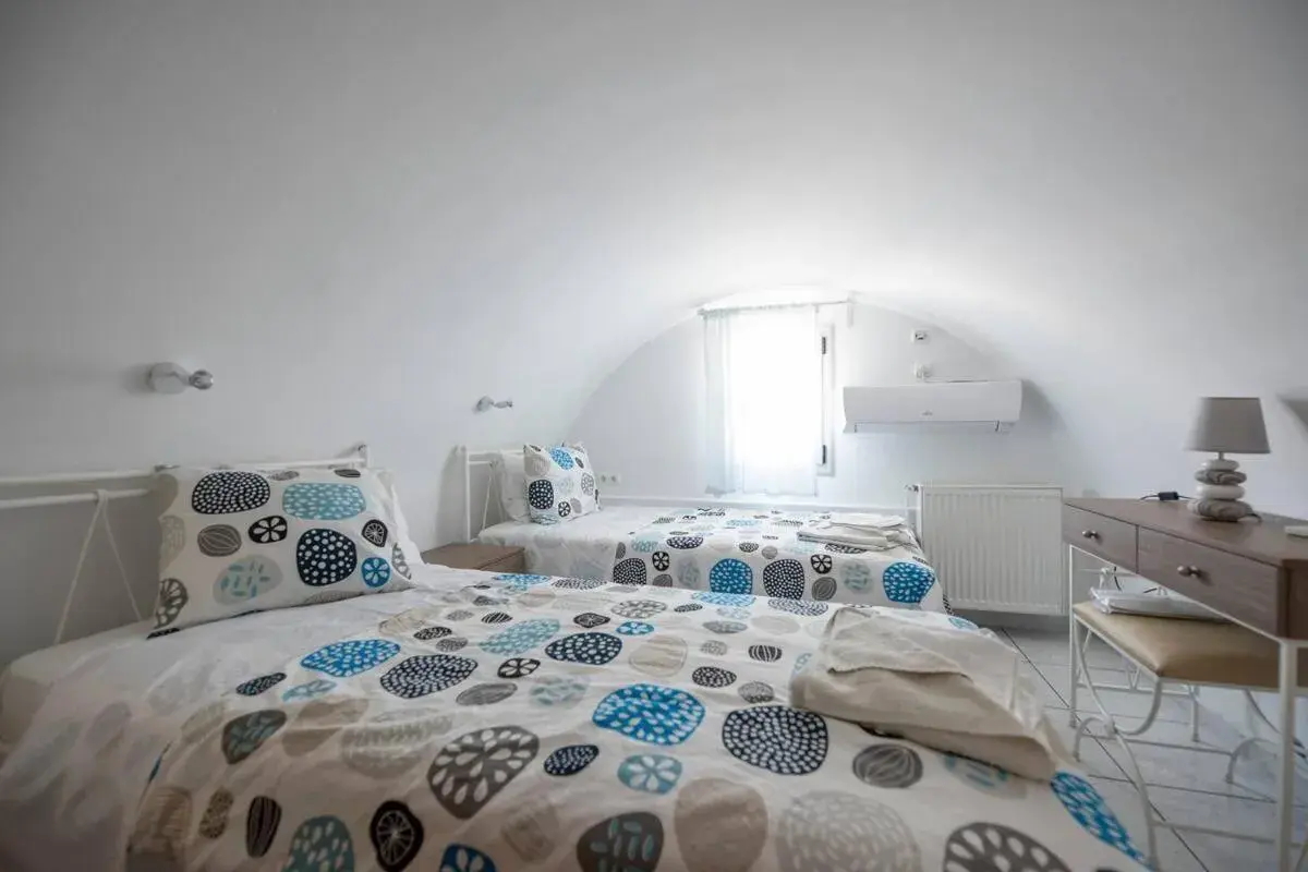 Family Three Bedroom Outdoor Jacuzzi Pool-Sea View in Black Coast Santorini Family Three Bedroom Outdoor Jacuzzi Pool-Sea View in Black Coast Santorini