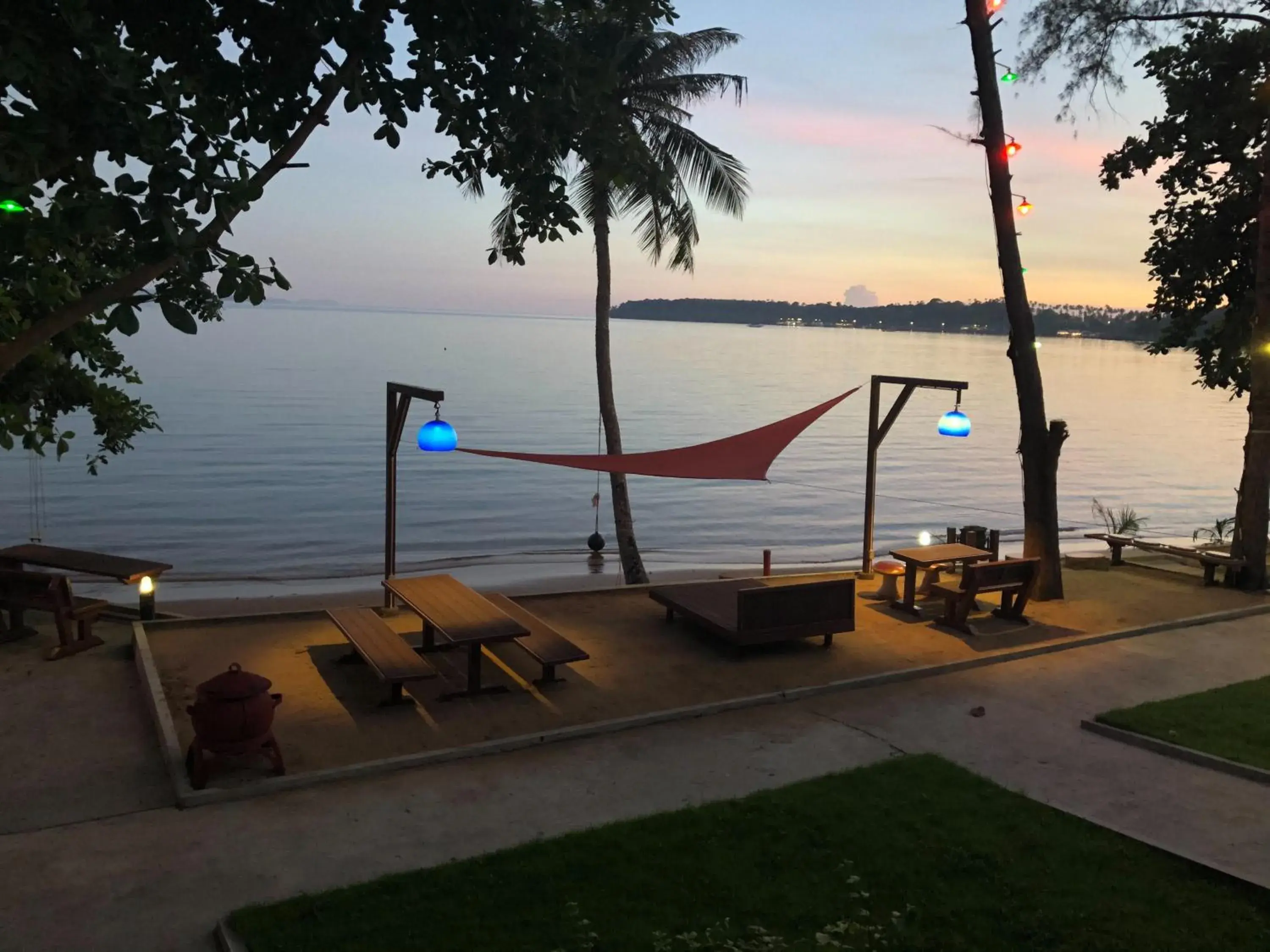 Restaurant/places to eat in Koh Mak Buri Hut Natural Resort Restaurant/places to eat in Koh Mak Buri Hut Natural Resort