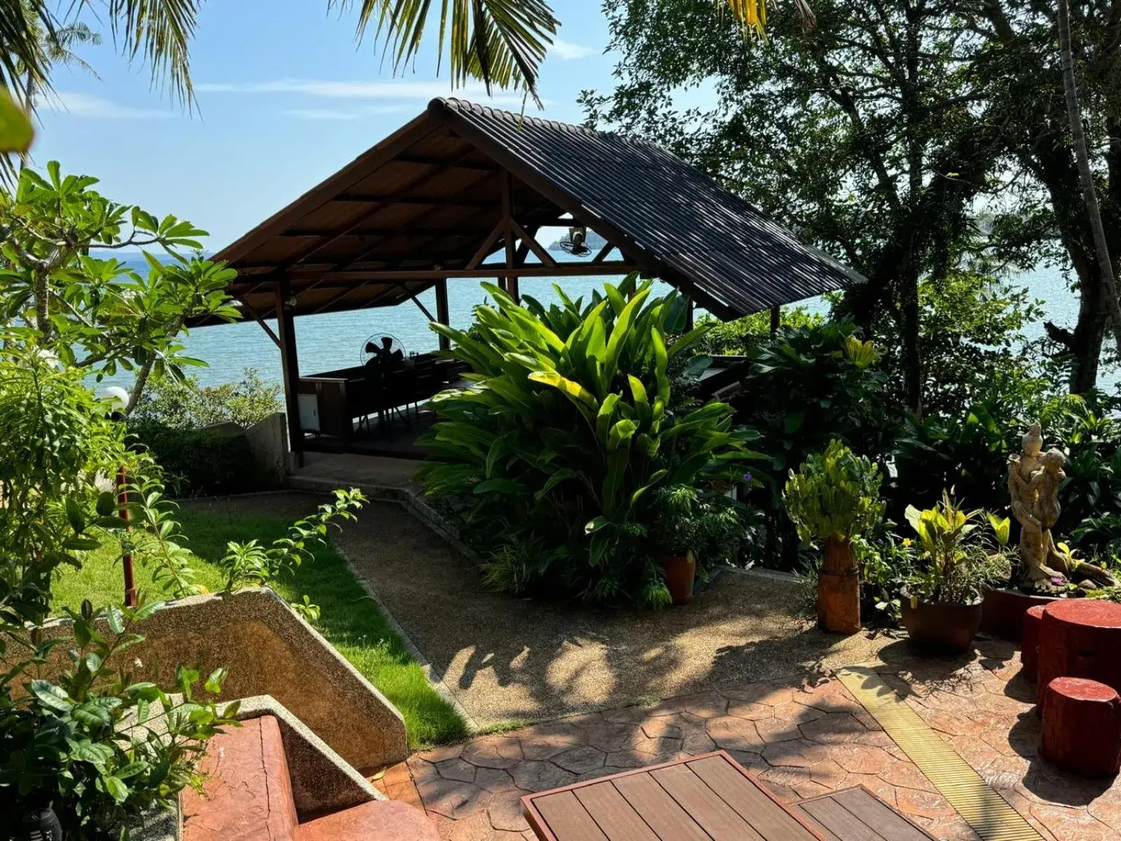 Restaurant/places to eat in Koh Mak Buri Hut Natural Resort Restaurant/places to eat in Koh Mak Buri Hut Natural Resort