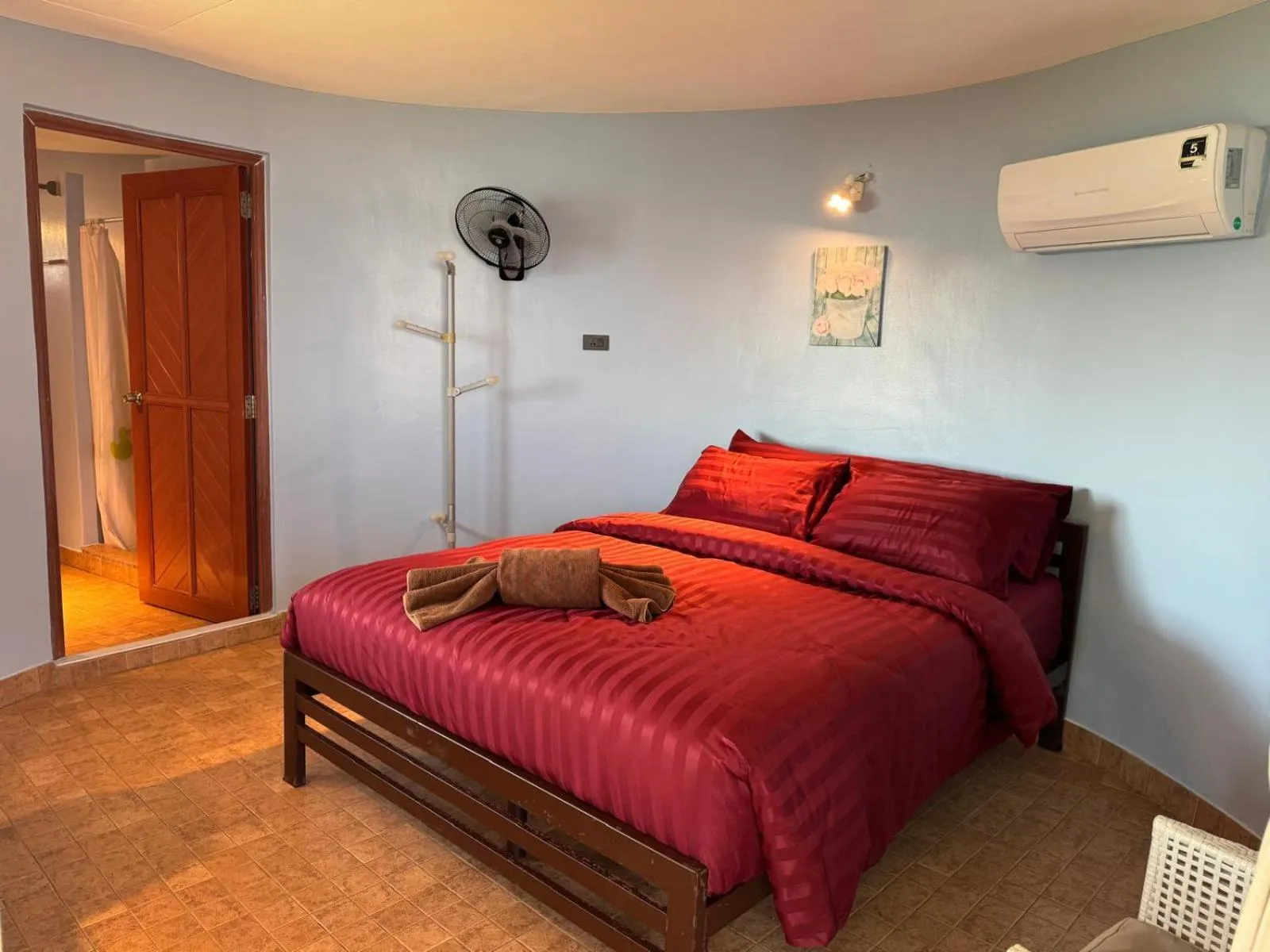 Bed in Koh Mak Buri Hut Natural Resort