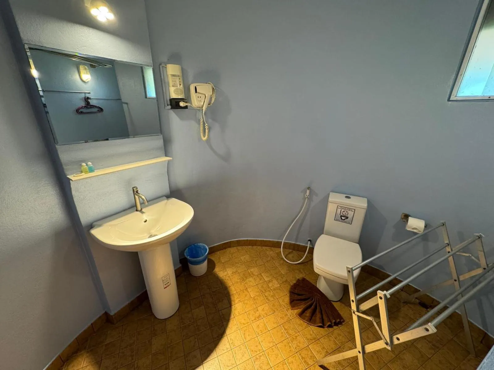 Toilet in Koh Mak Buri Hut Natural Resort