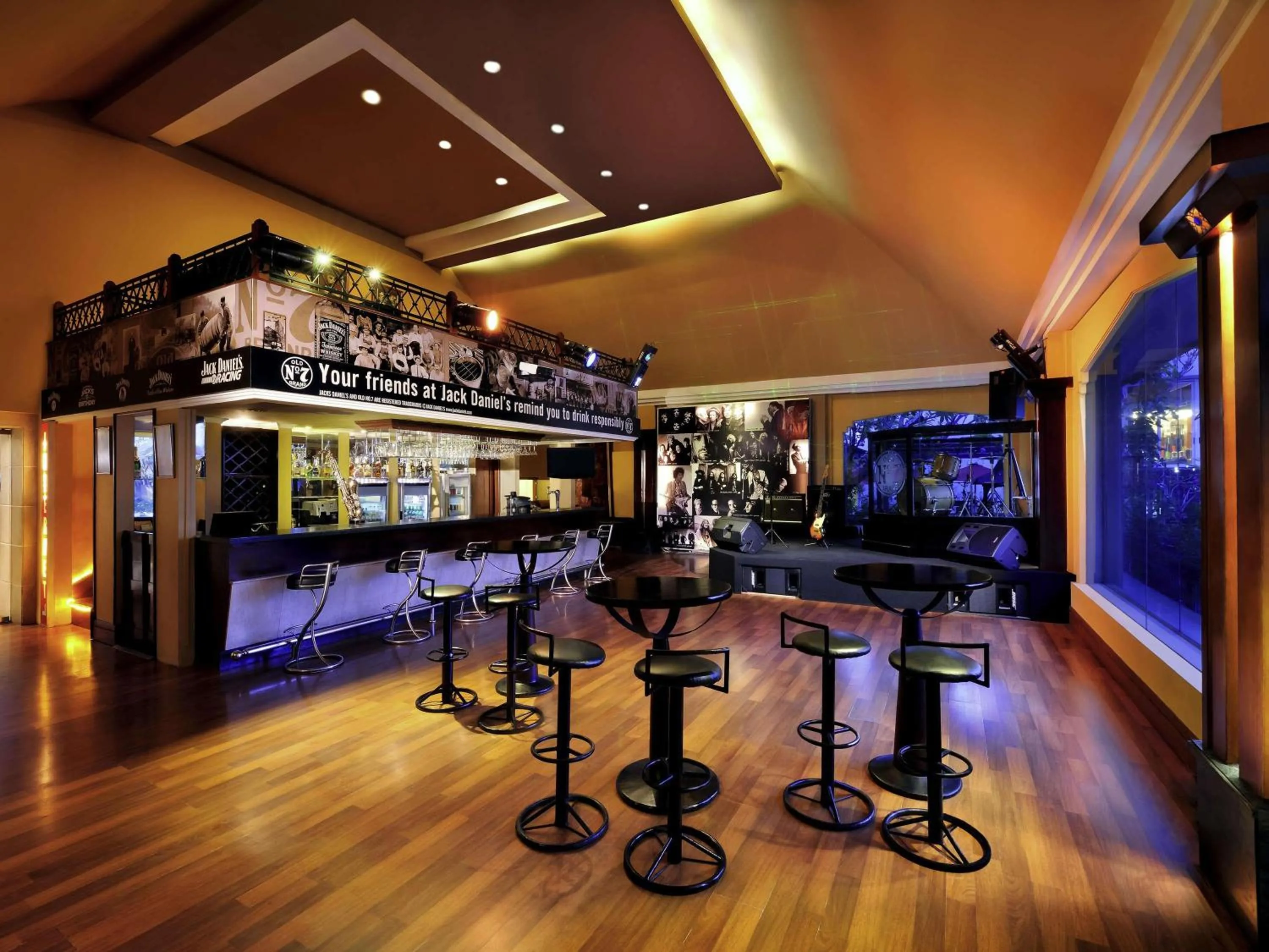 Restaurant/places to eat in Novotel Solo