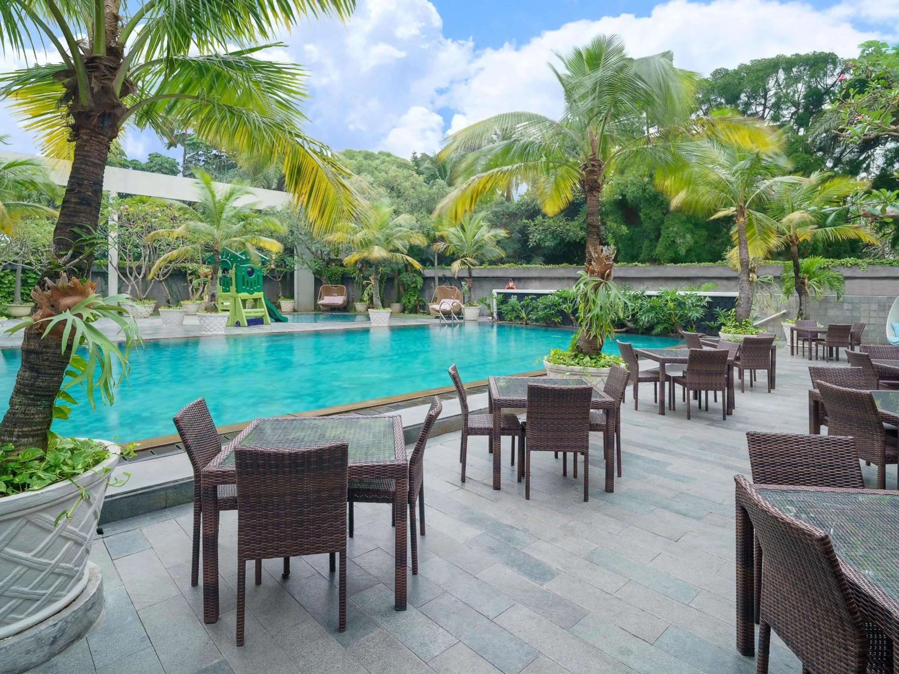 Restaurant/places to eat in Novotel Solo