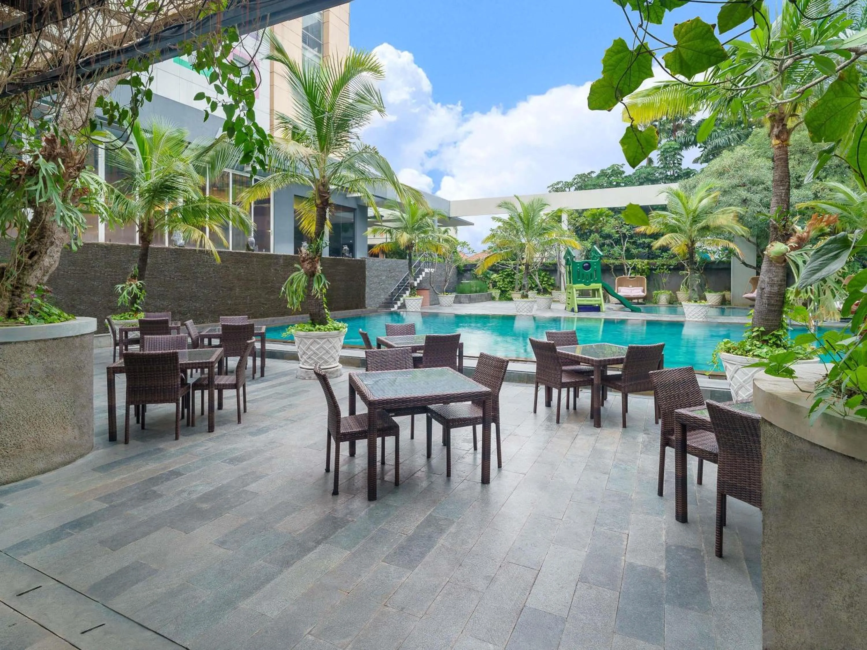 Restaurant/places to eat in Novotel Solo